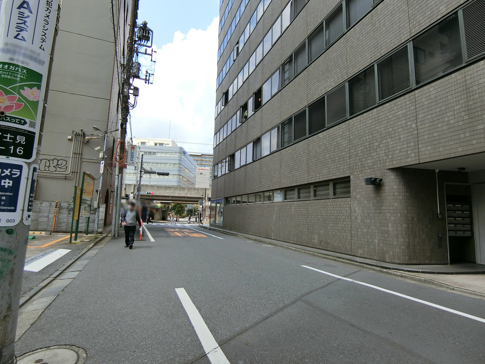 三社プラザ前面の通り