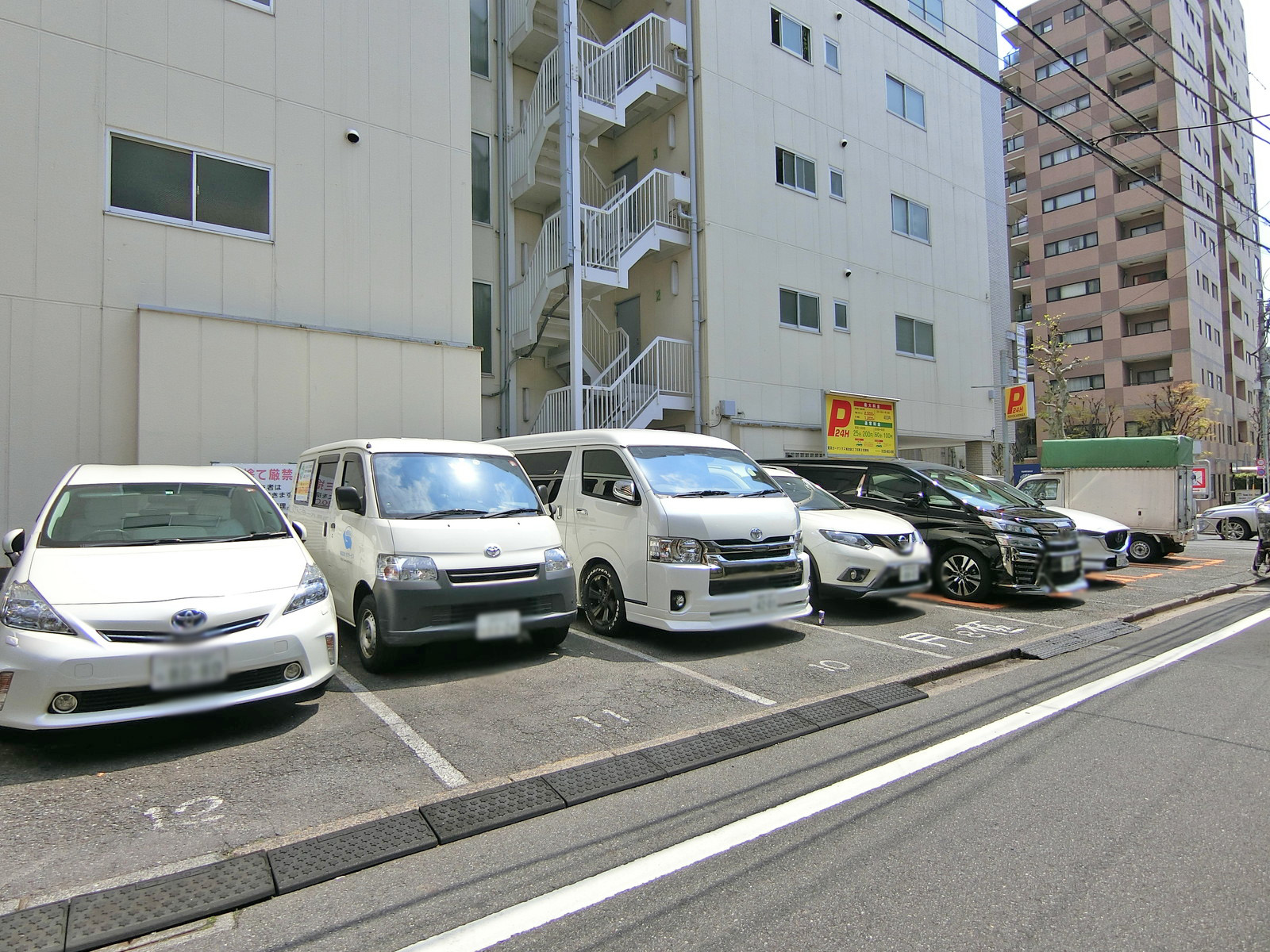 隣のコインパーキング