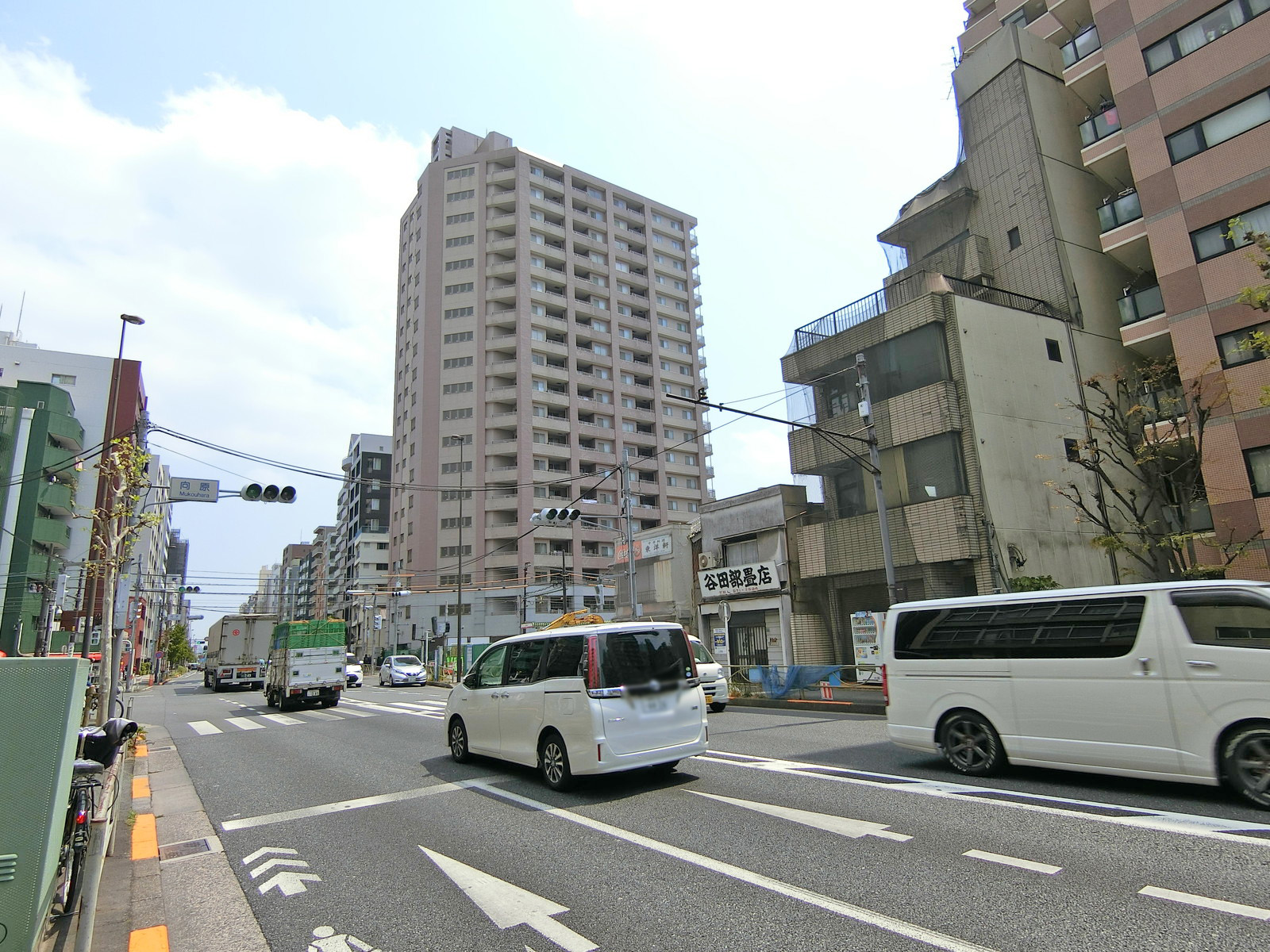 春日通り沿いに立地