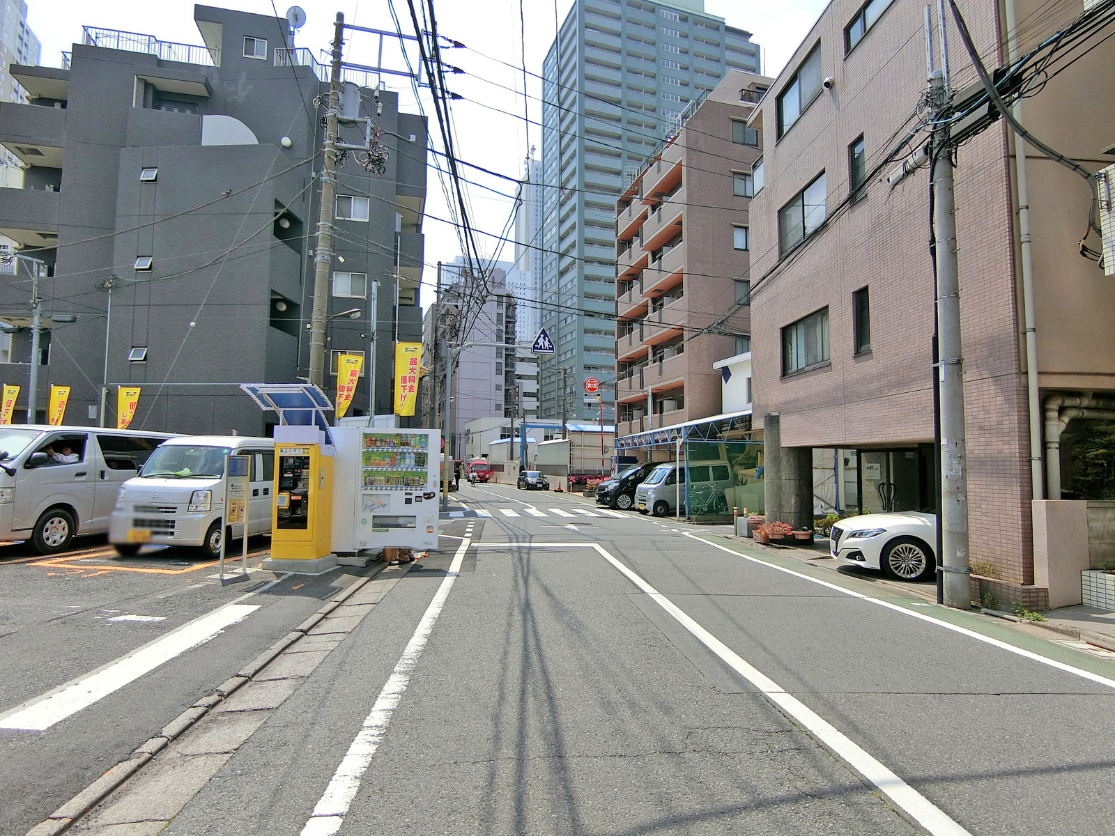 アラキビル前面の通り