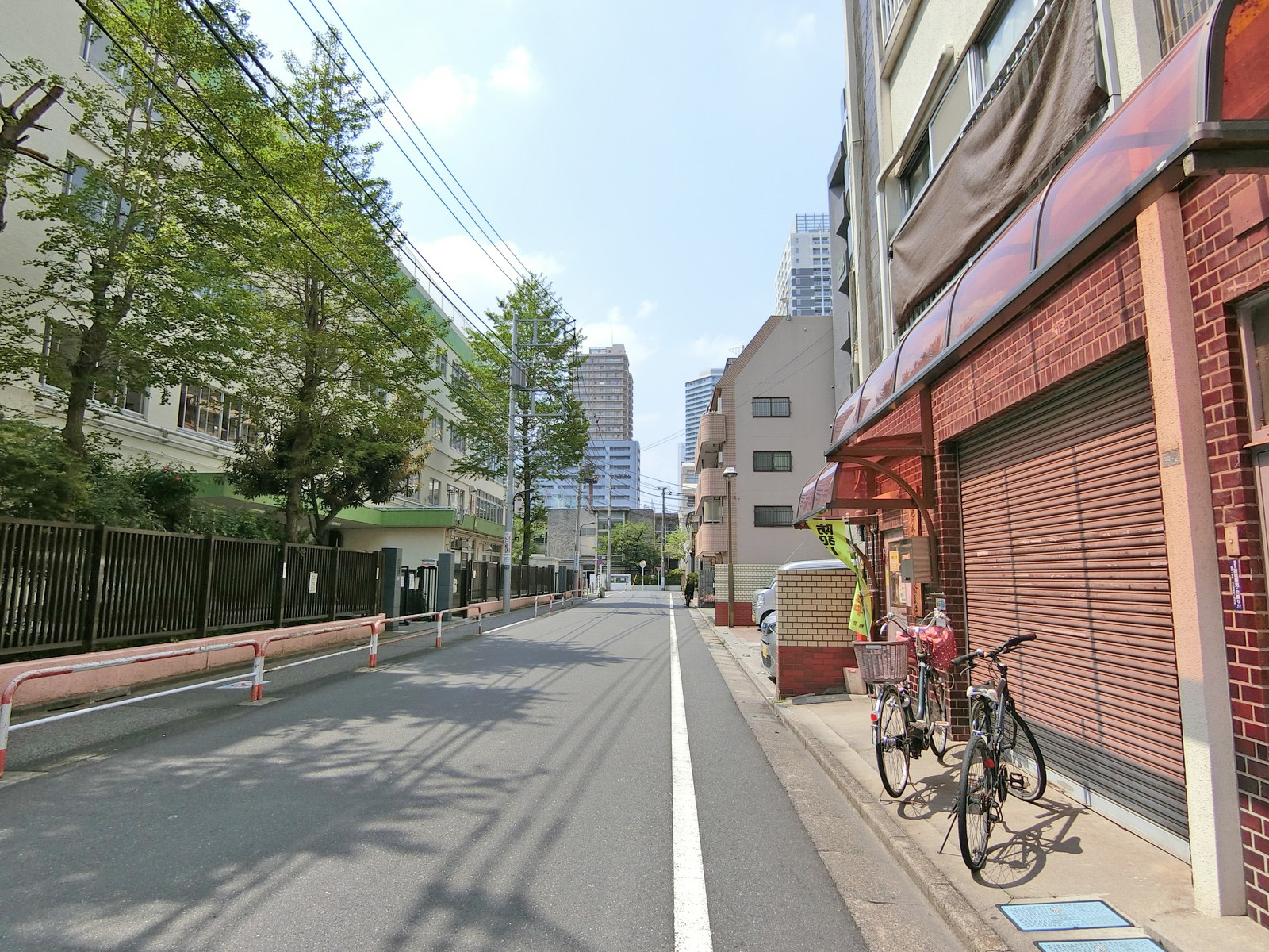 ナルハマビル前面の通り
