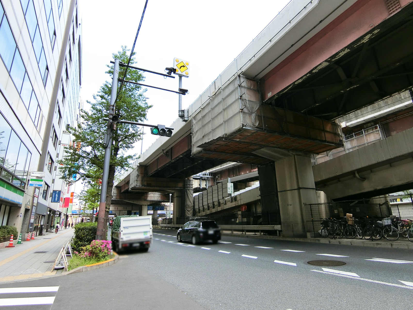 松村ビル前面の昭和通り