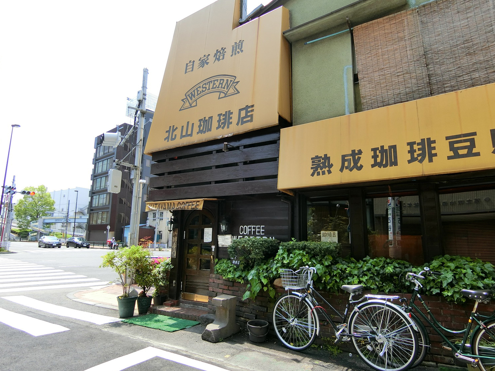 周辺には飲食店が点在