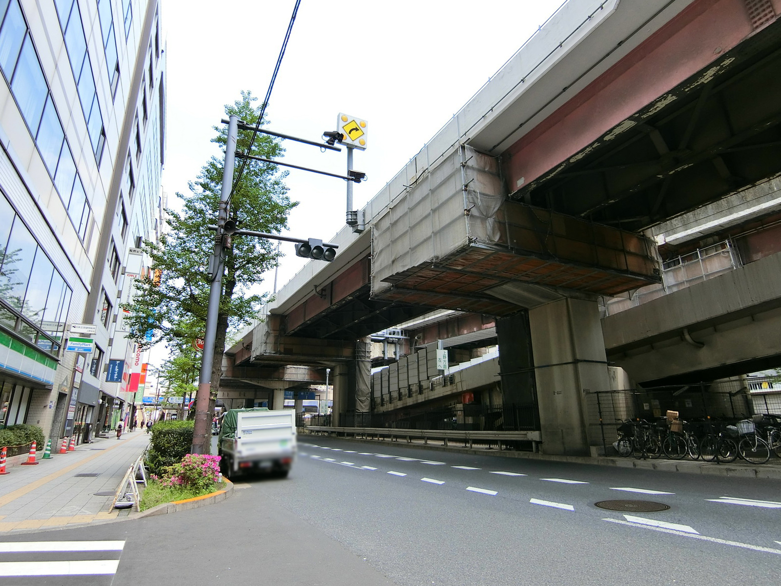 新丸屋ビル前面の昭和通り