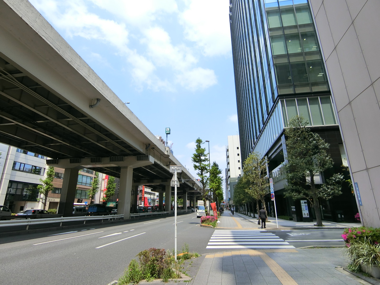 ASANOビル前面の昭和通り