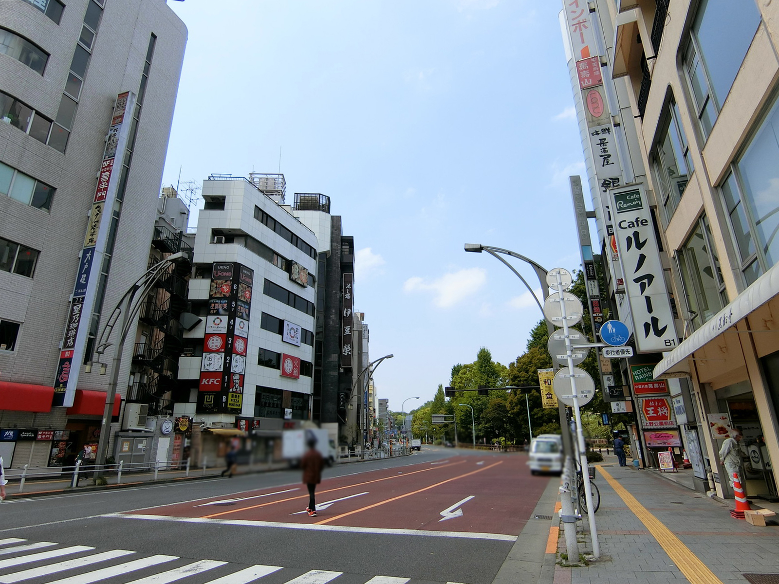 パークサイドビル前面の通り