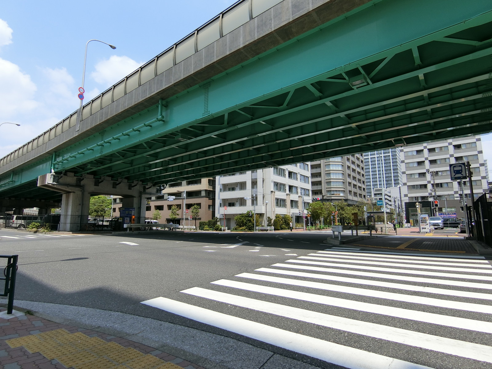 付近の新月陸橋