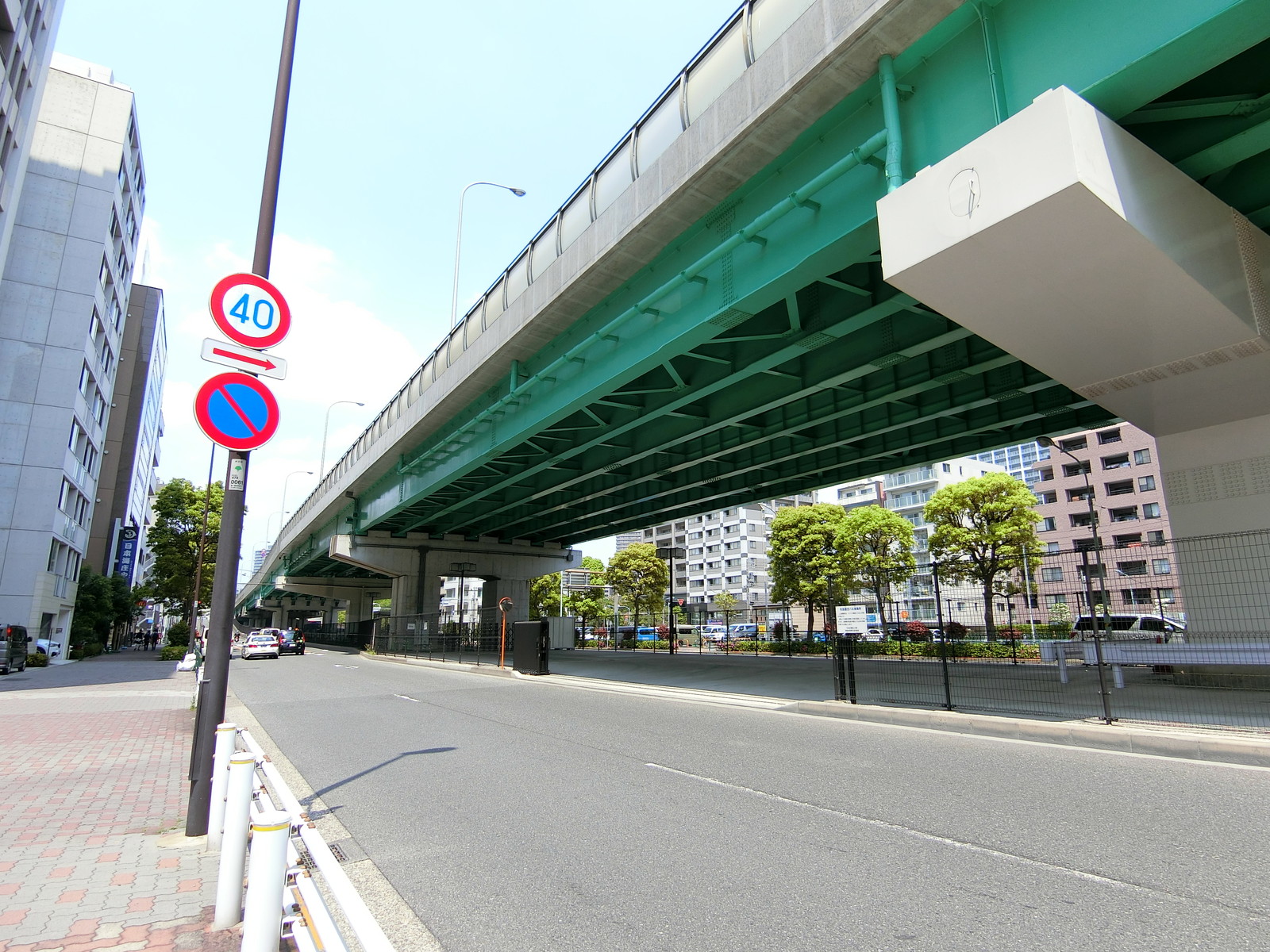 前面の新月陸橋