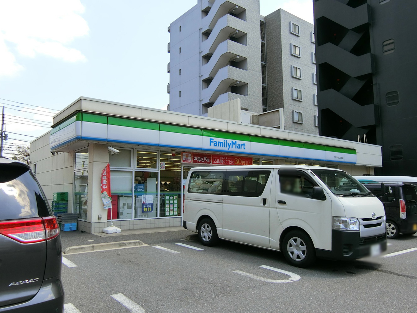 徒歩3分のファミリーマート