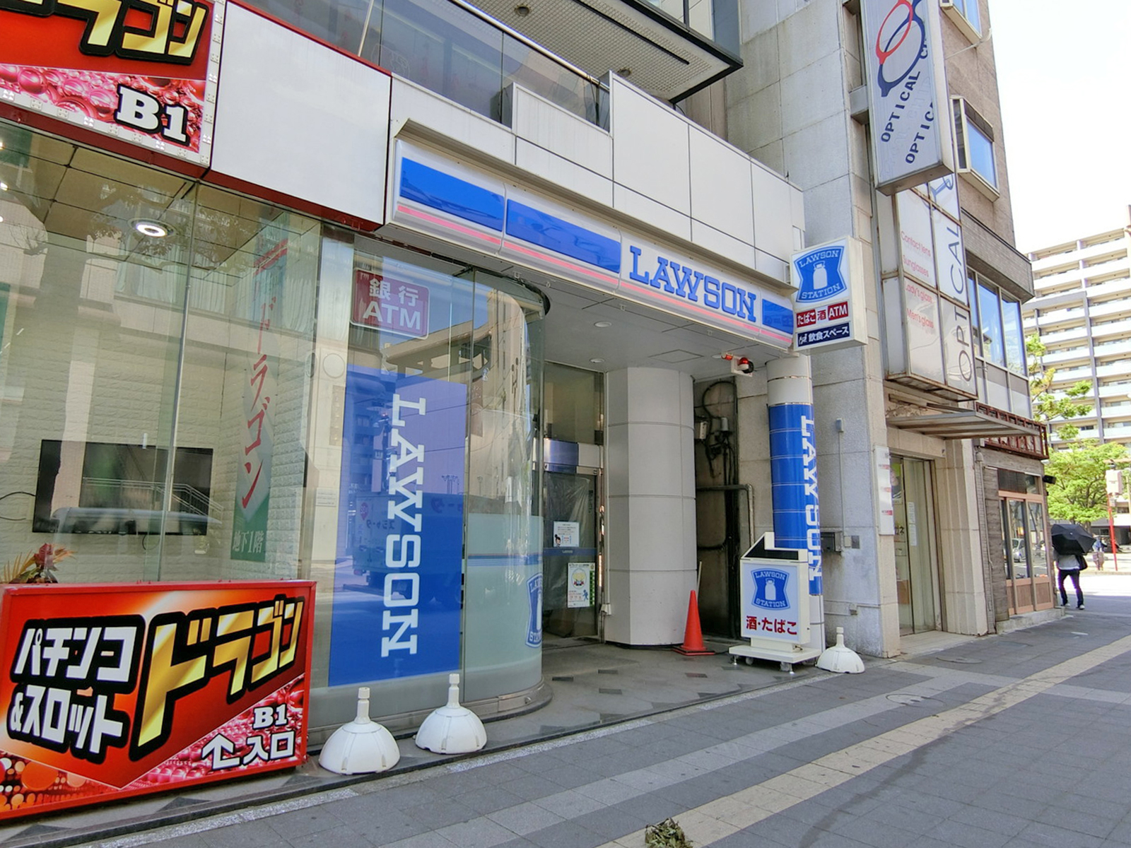 ビル前のローソン 千葉中央二丁目店