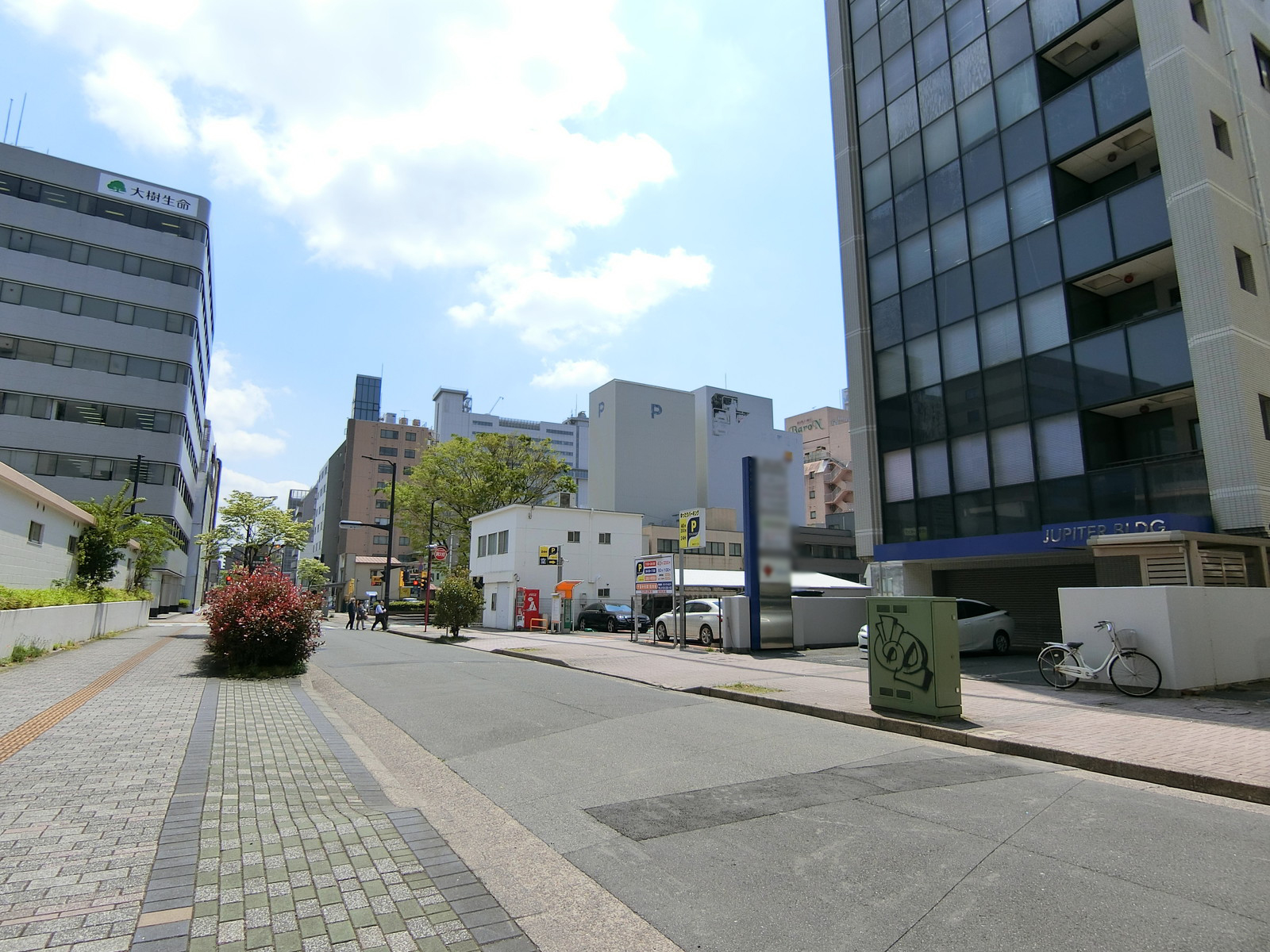 三利ビル前面の通り