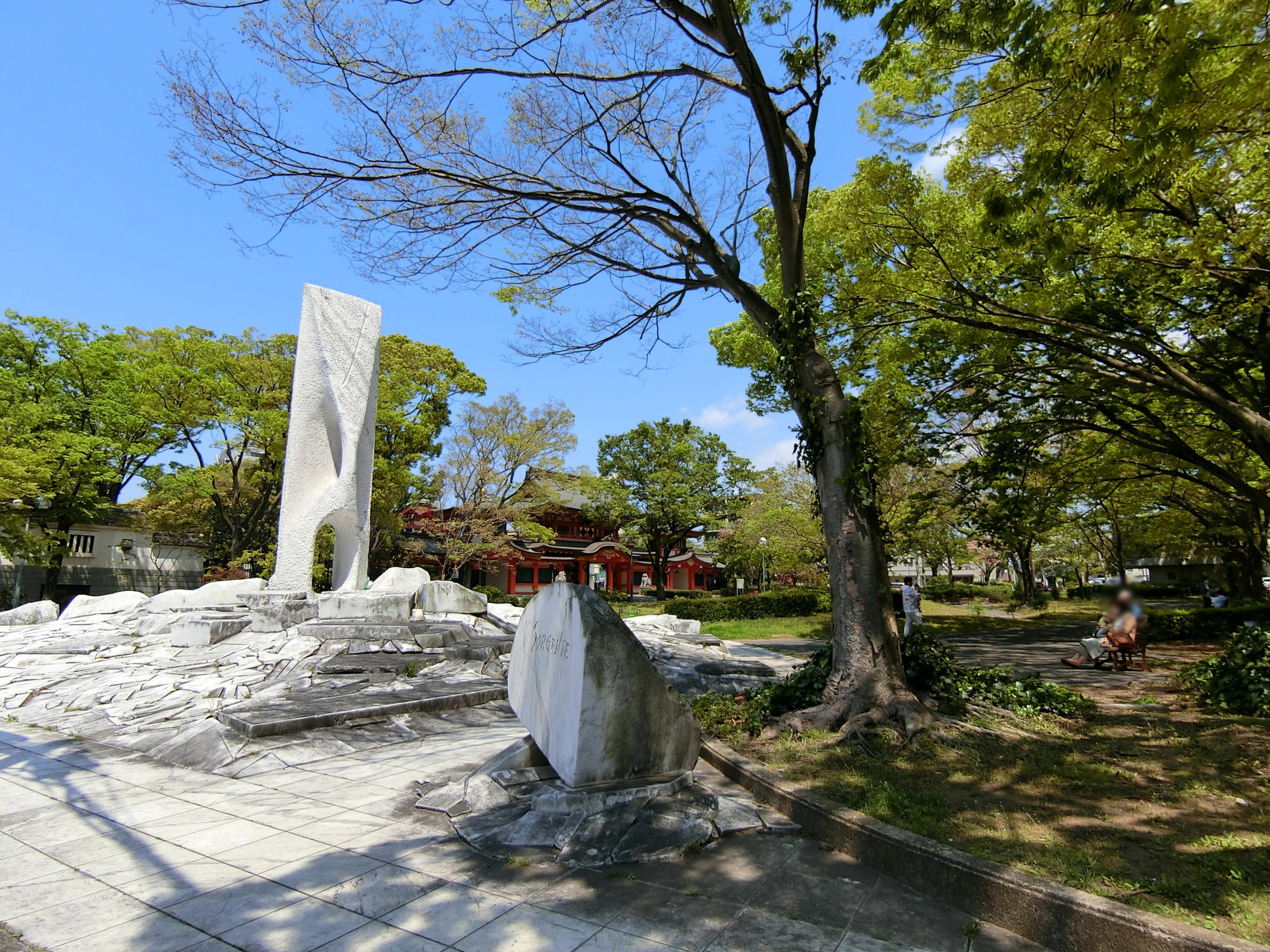 ビル前の通町公園