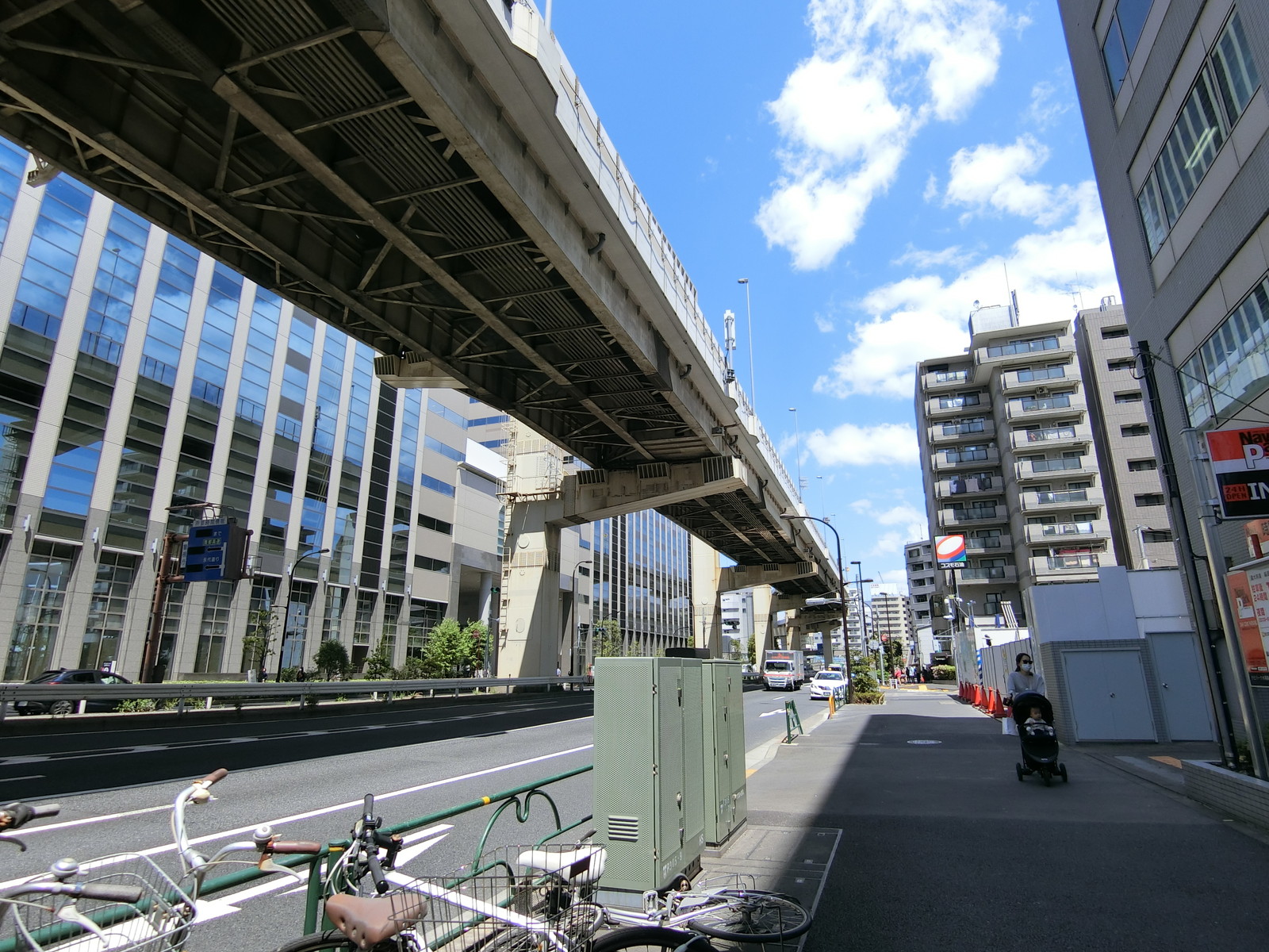 木場KIビル前面の三ツ目通り