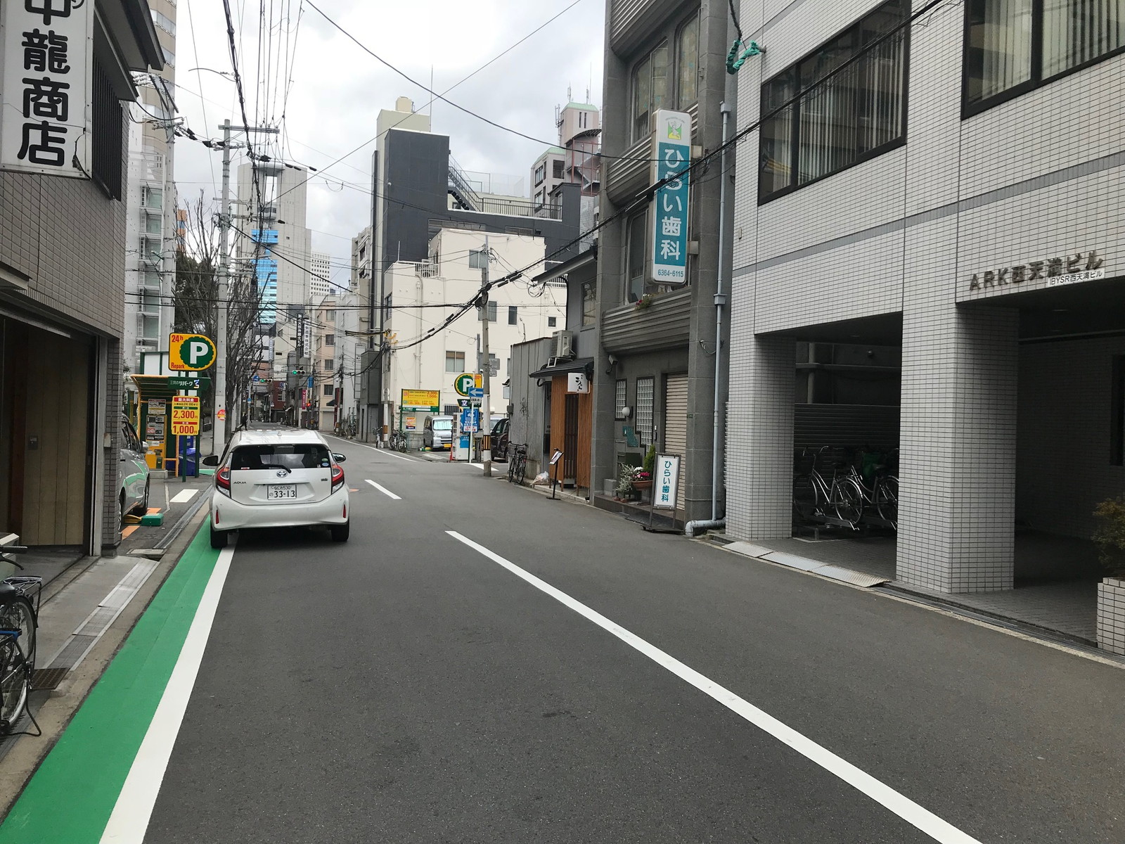 オフィスビル前面の通り
