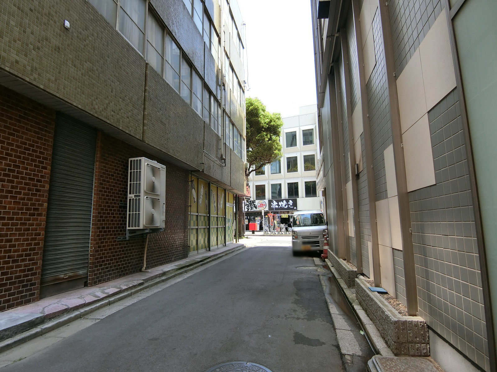 ライオンビル前面の通り
