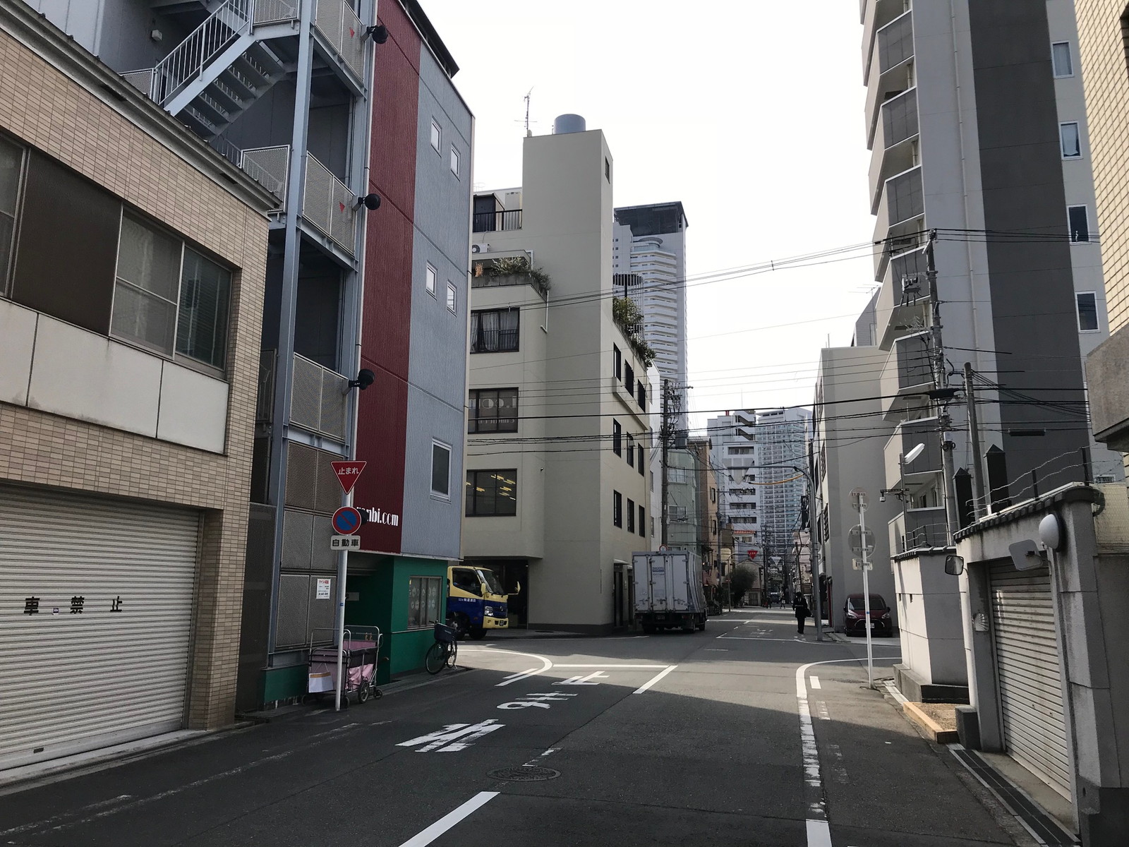 オフィスビル前面の通り
