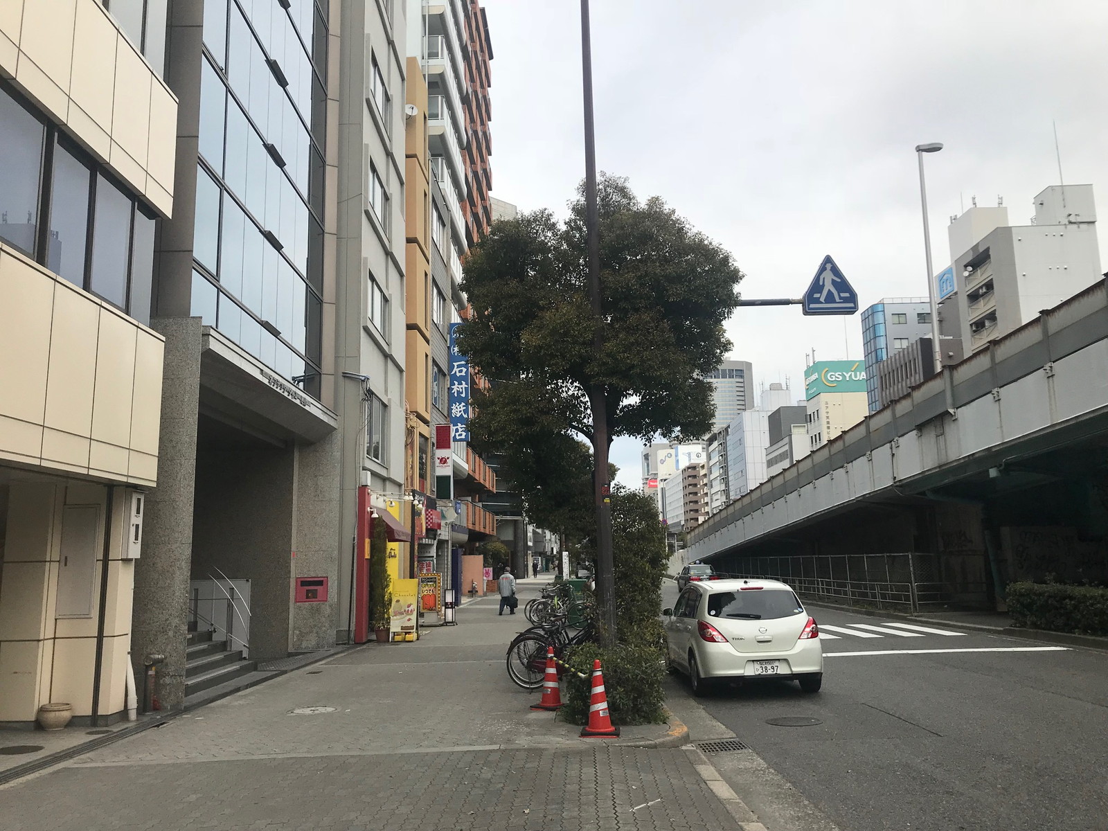 オフィスビル前面の通り