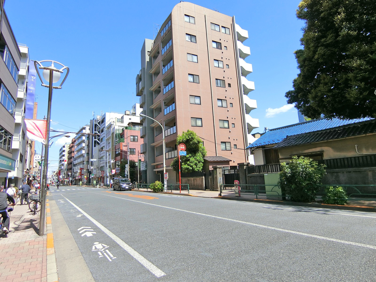 早稲田通り沿いに立地