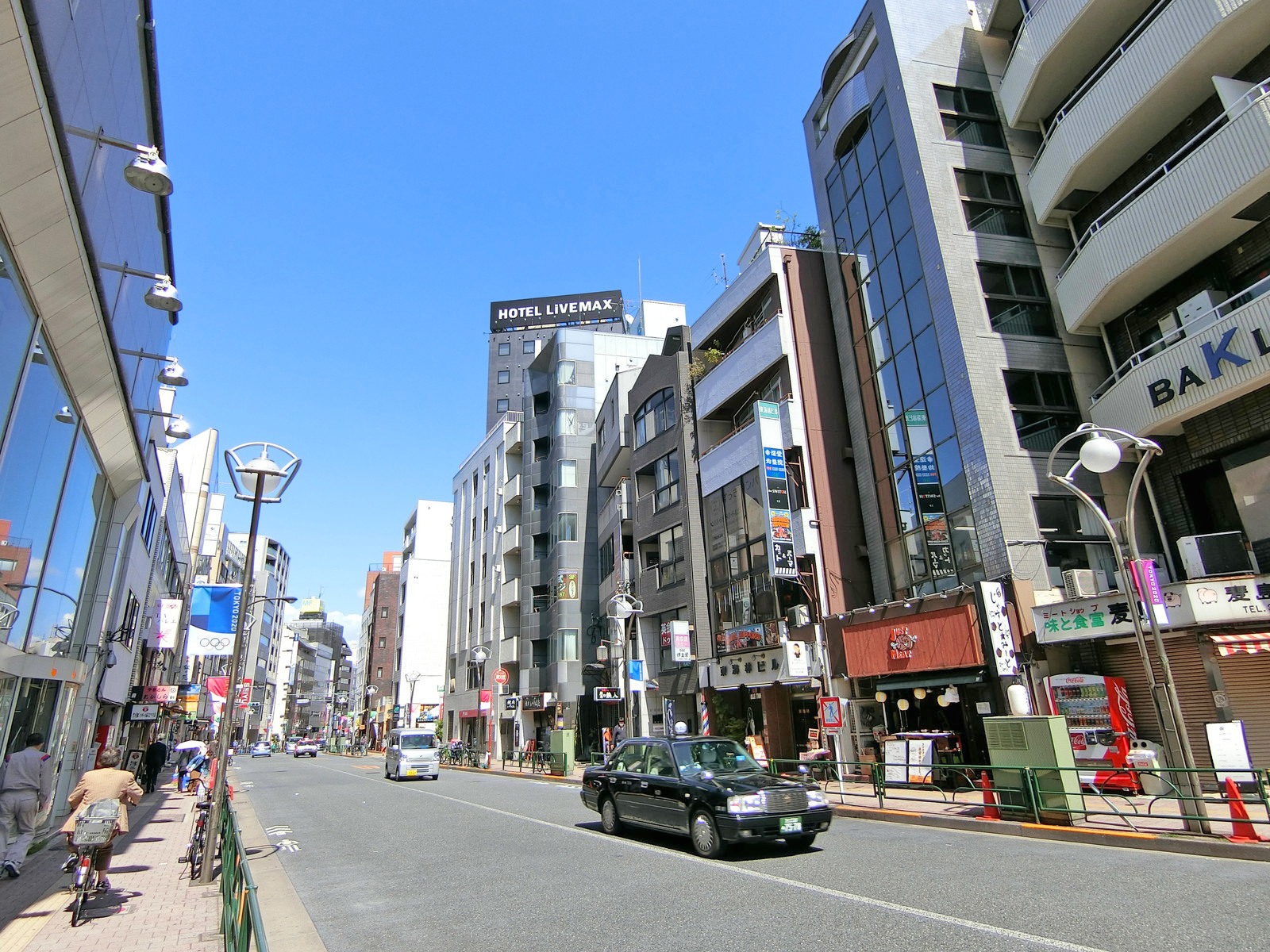 早稲田通り沿いに立地