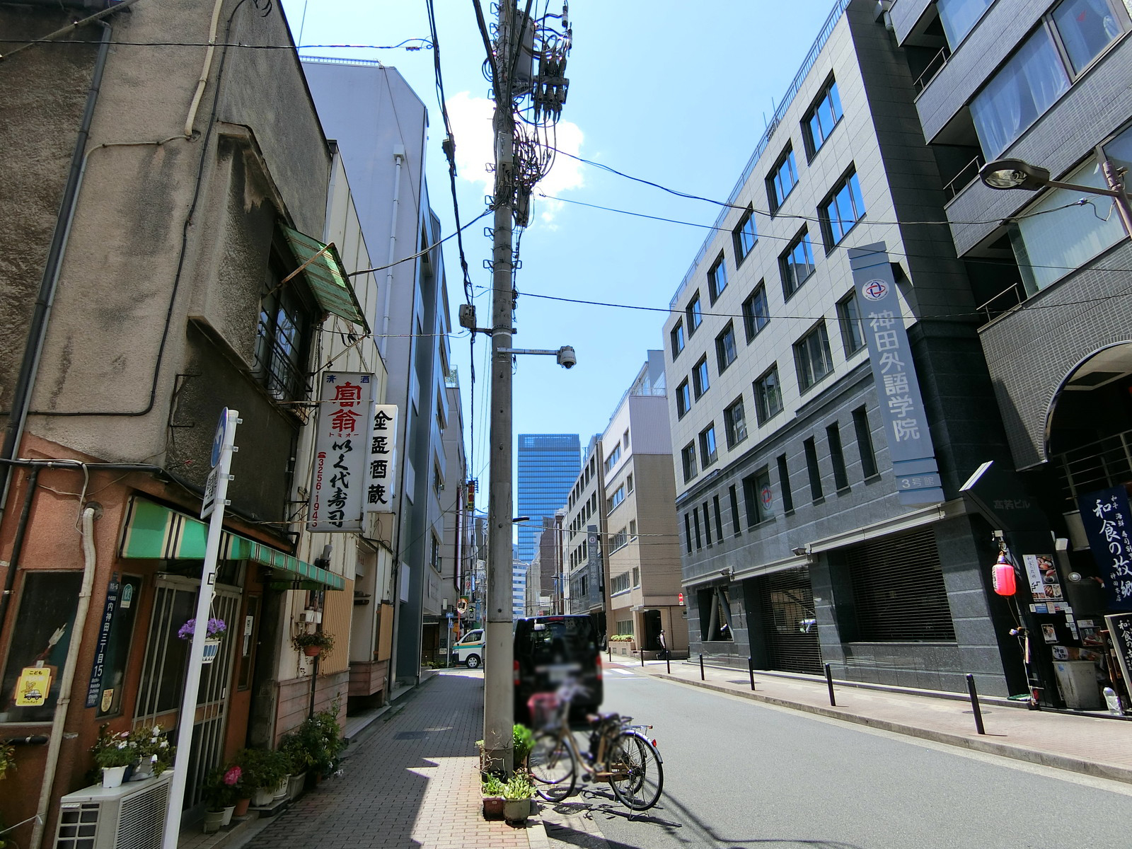 吉和ビル前面の通り