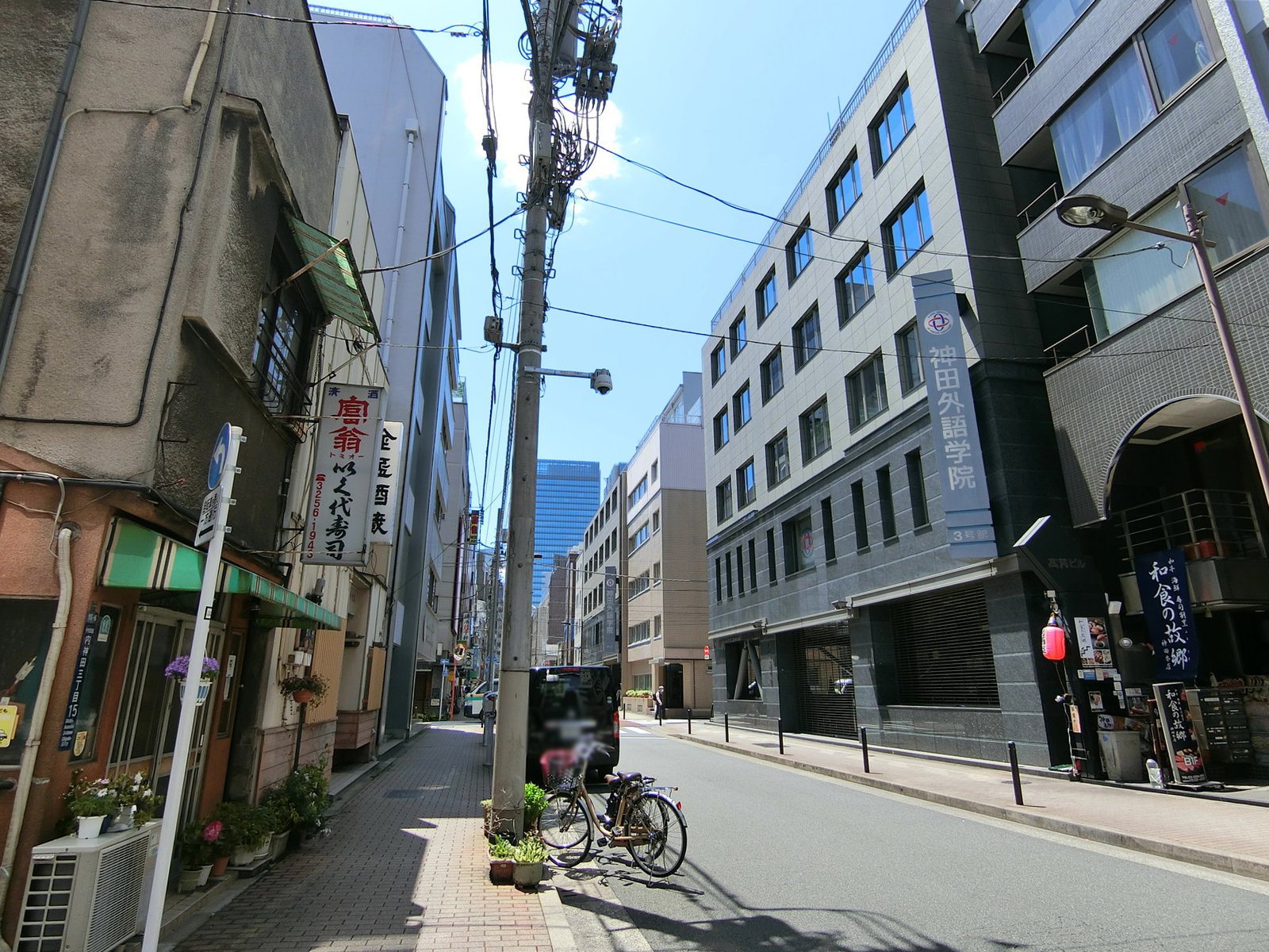 高芳ビル前面の通り