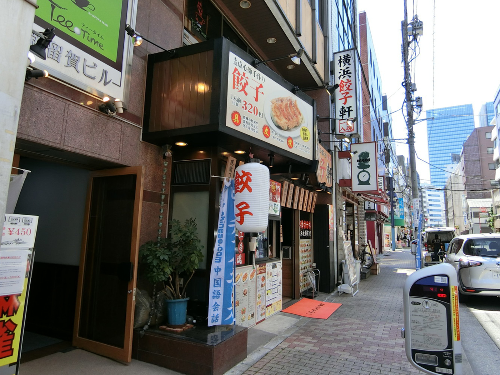 周辺には飲食店が複数あり