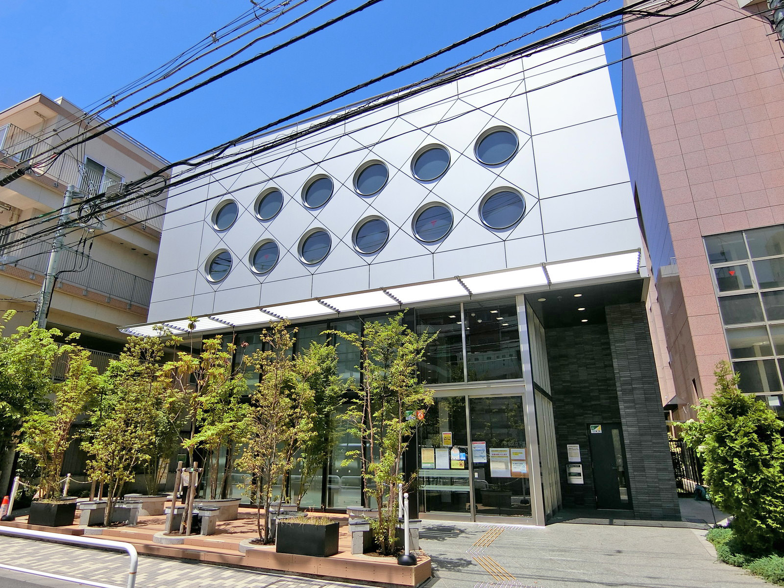 斜め向かいの下落合図書館