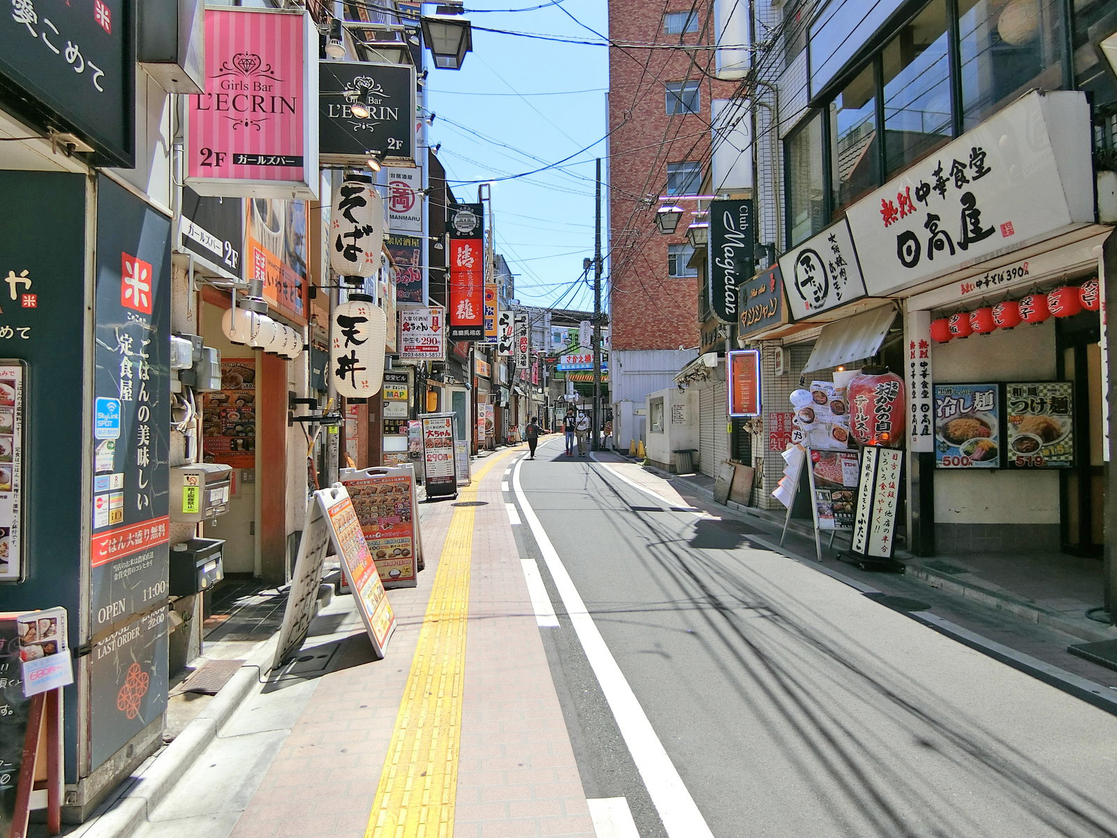 吾妻ビル前面の通り
