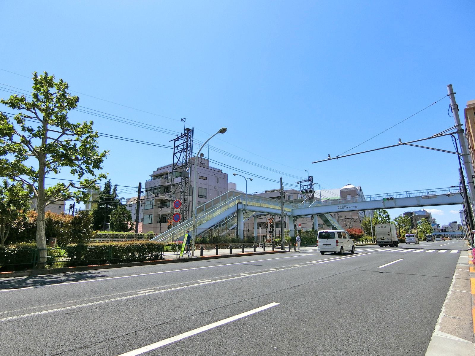 近くの新目白通り