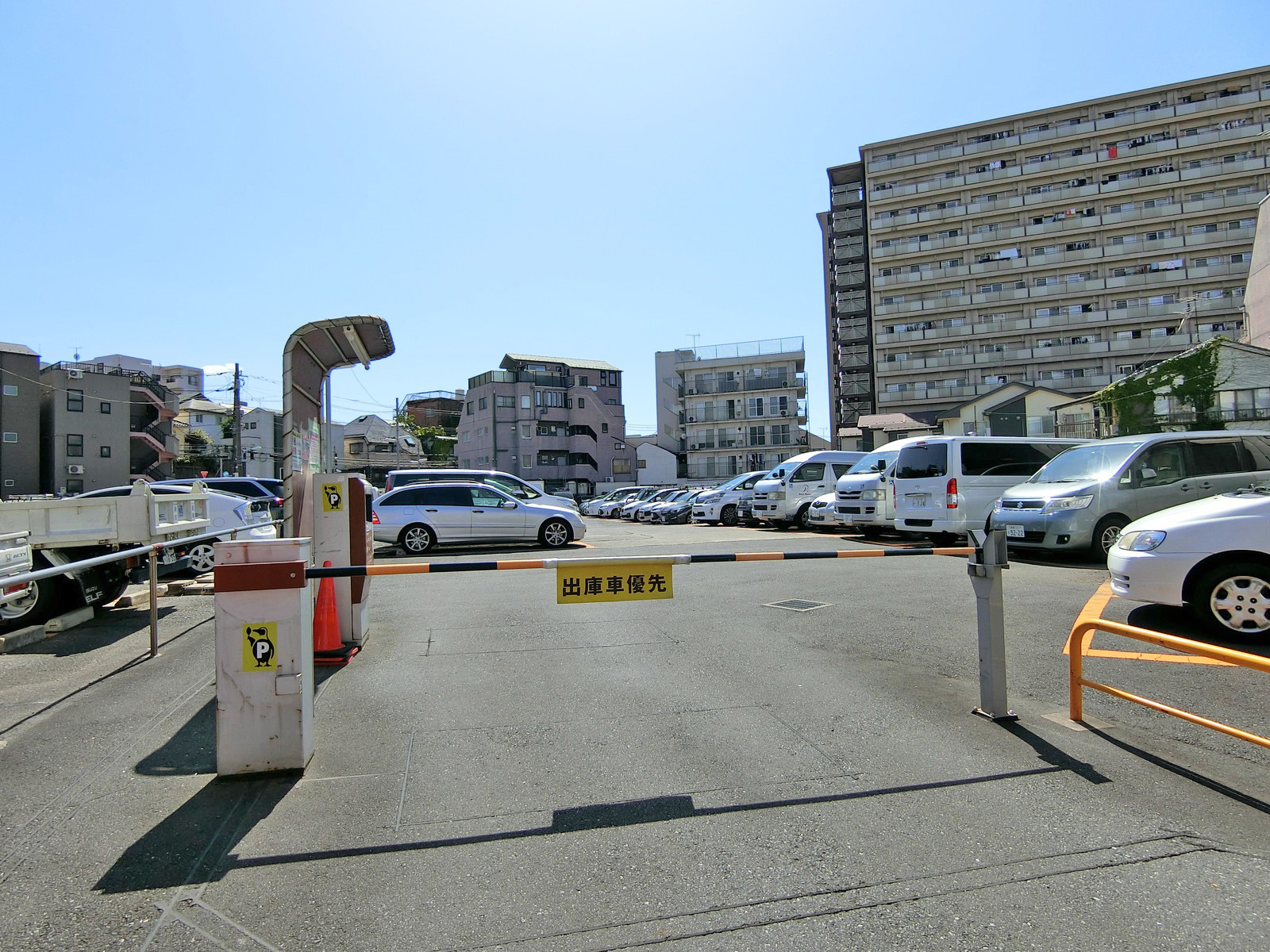 斜め向かいのコインパーキング