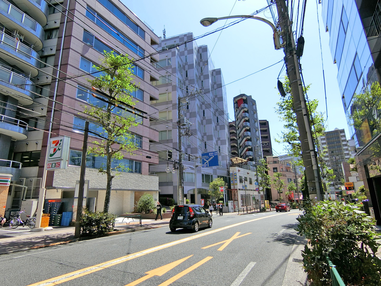早稲田通り沿いに立地