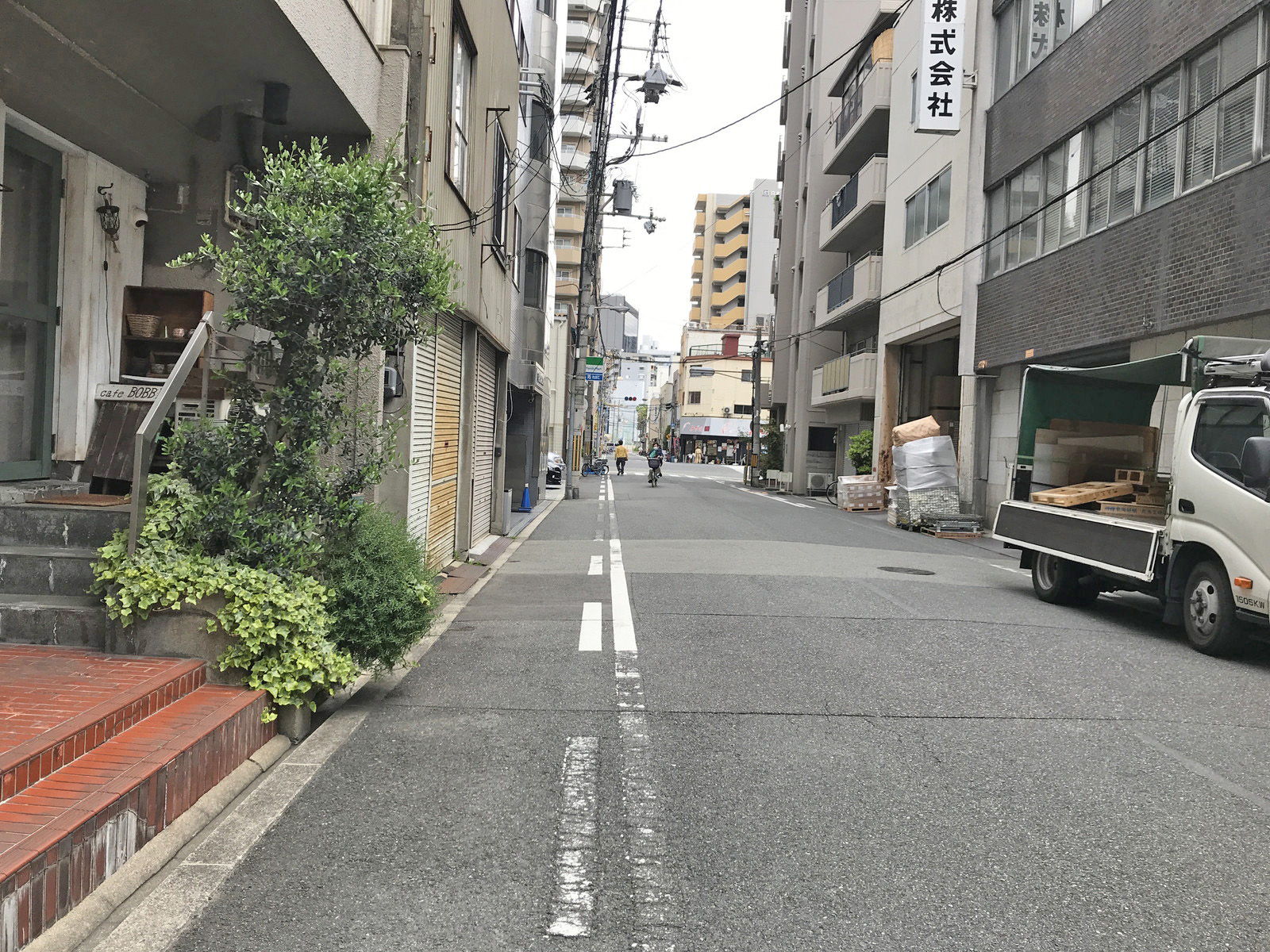 永易商工ビル前面の通り