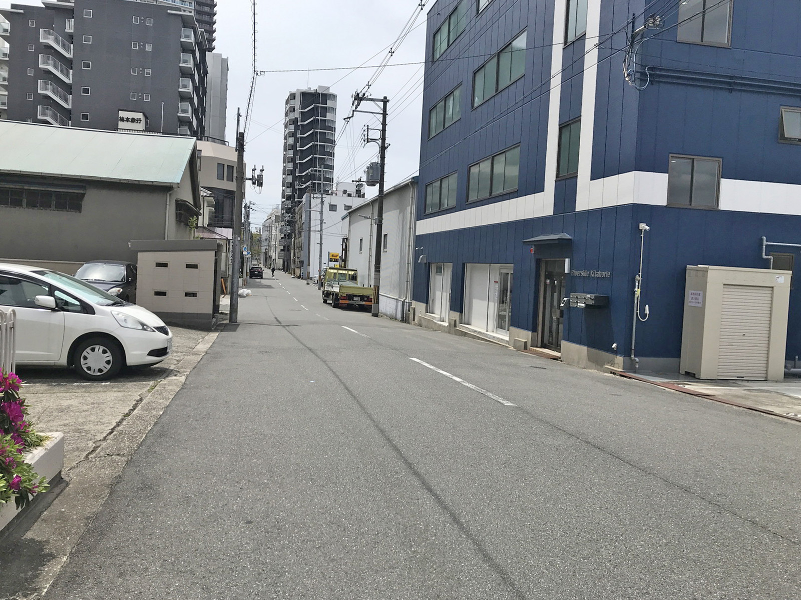 芝野ビル前面の通り