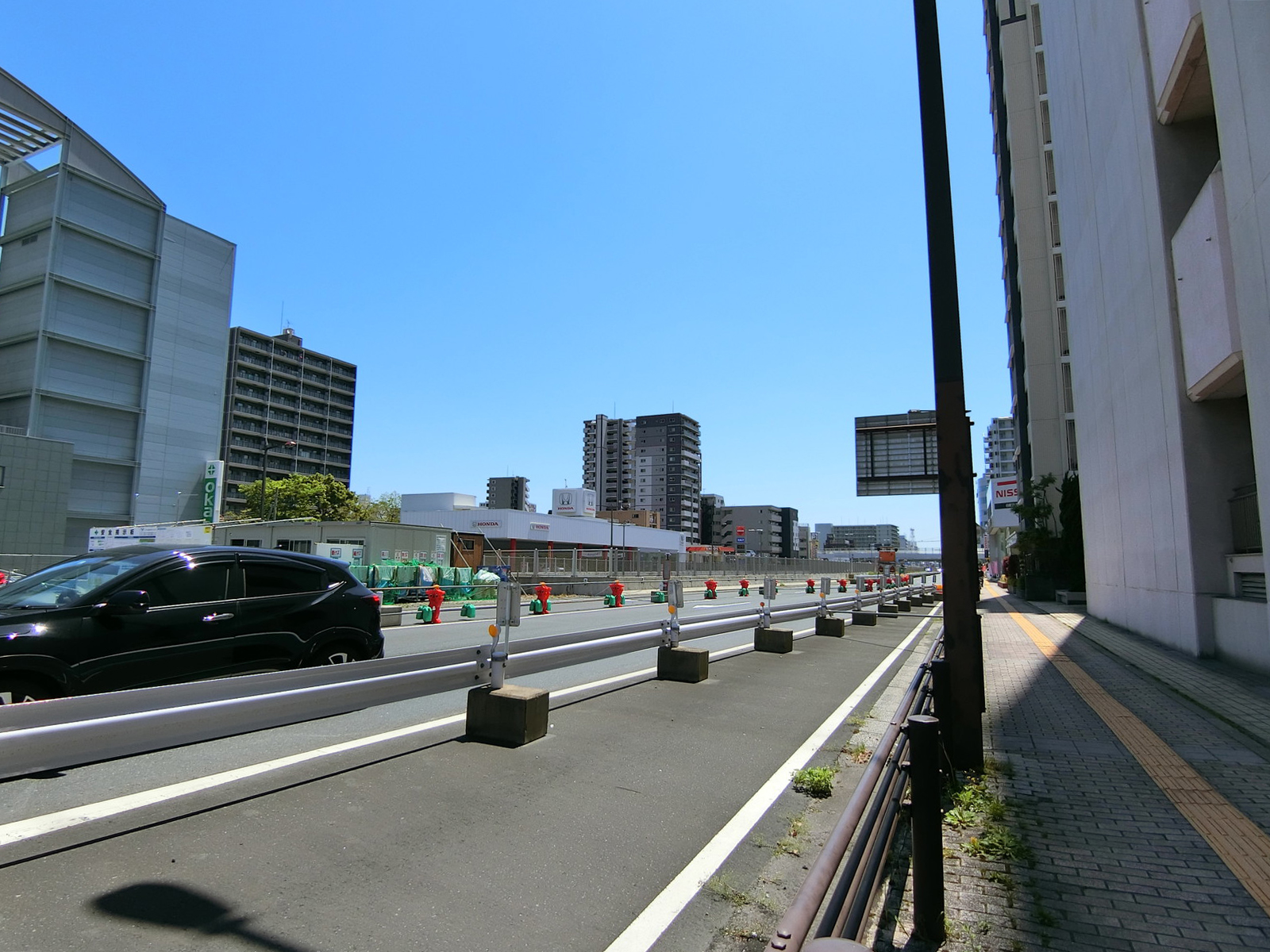 ビル前の湾岸道路