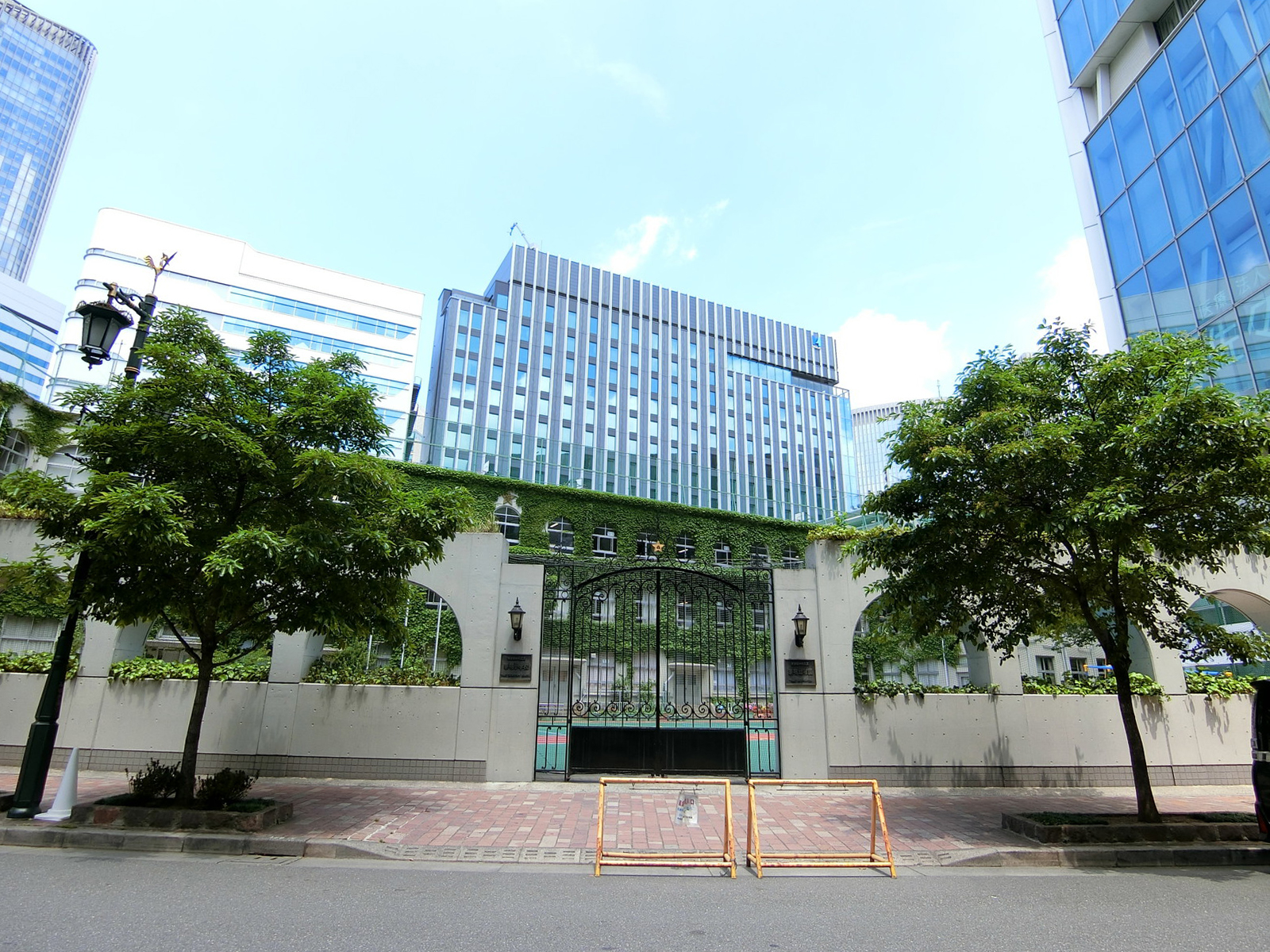 並びの泰明小学校