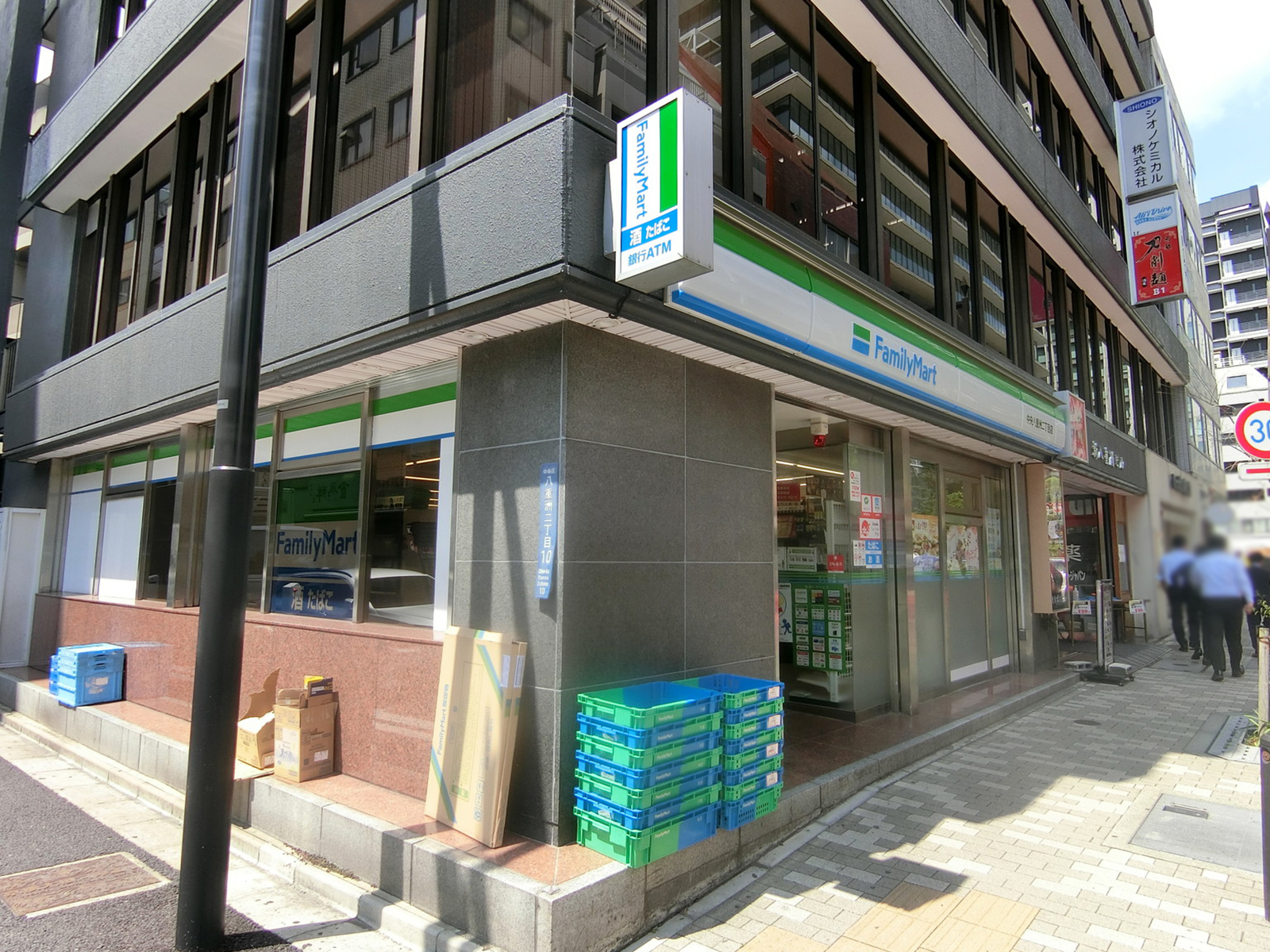 徒歩1分のファミリーマート