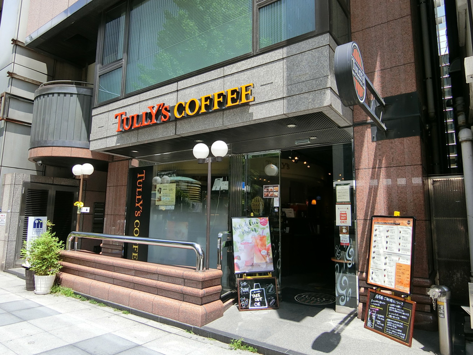 徒歩1分のタリーズコーヒー