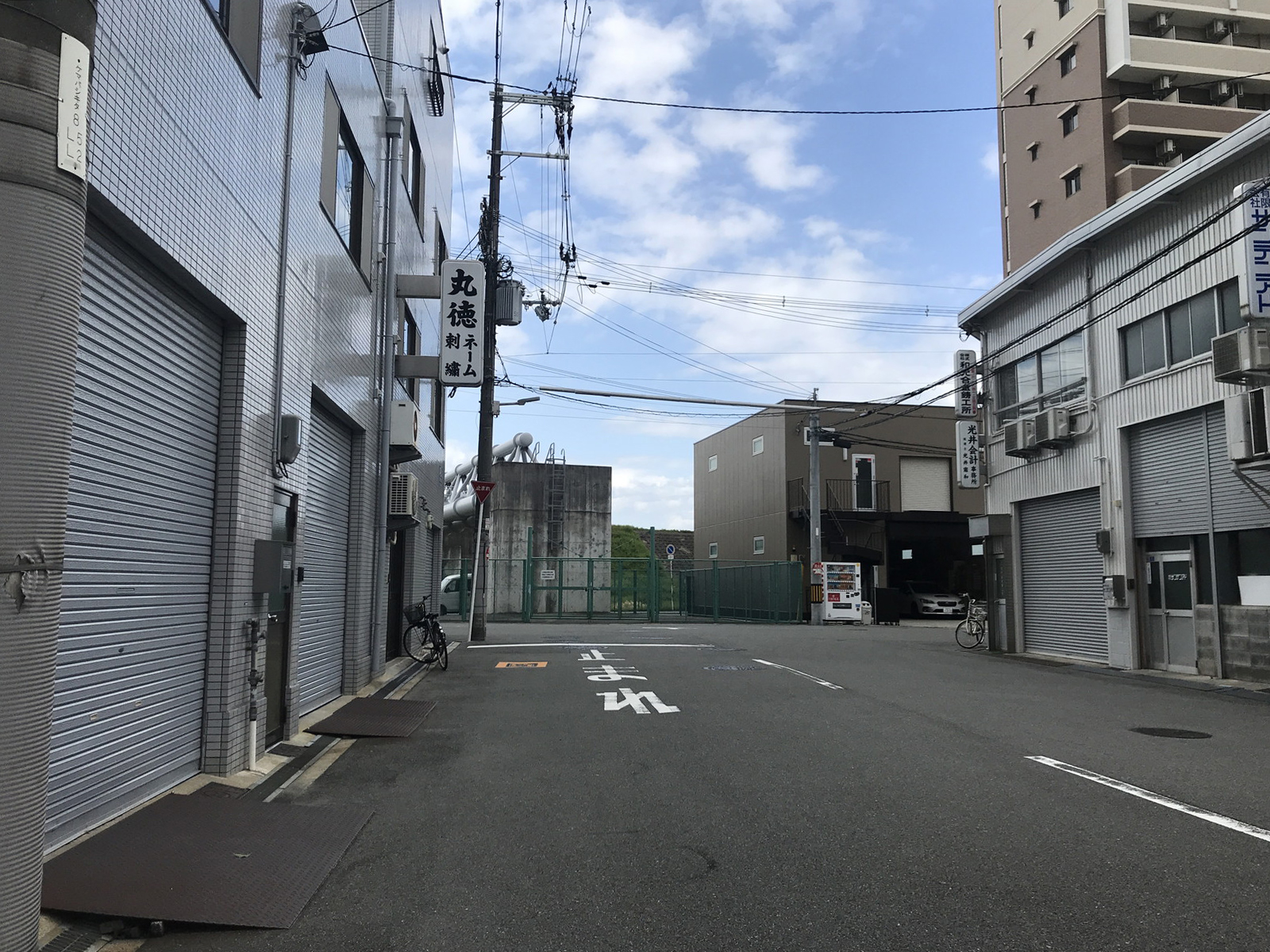 片山ビルディング前面の通り