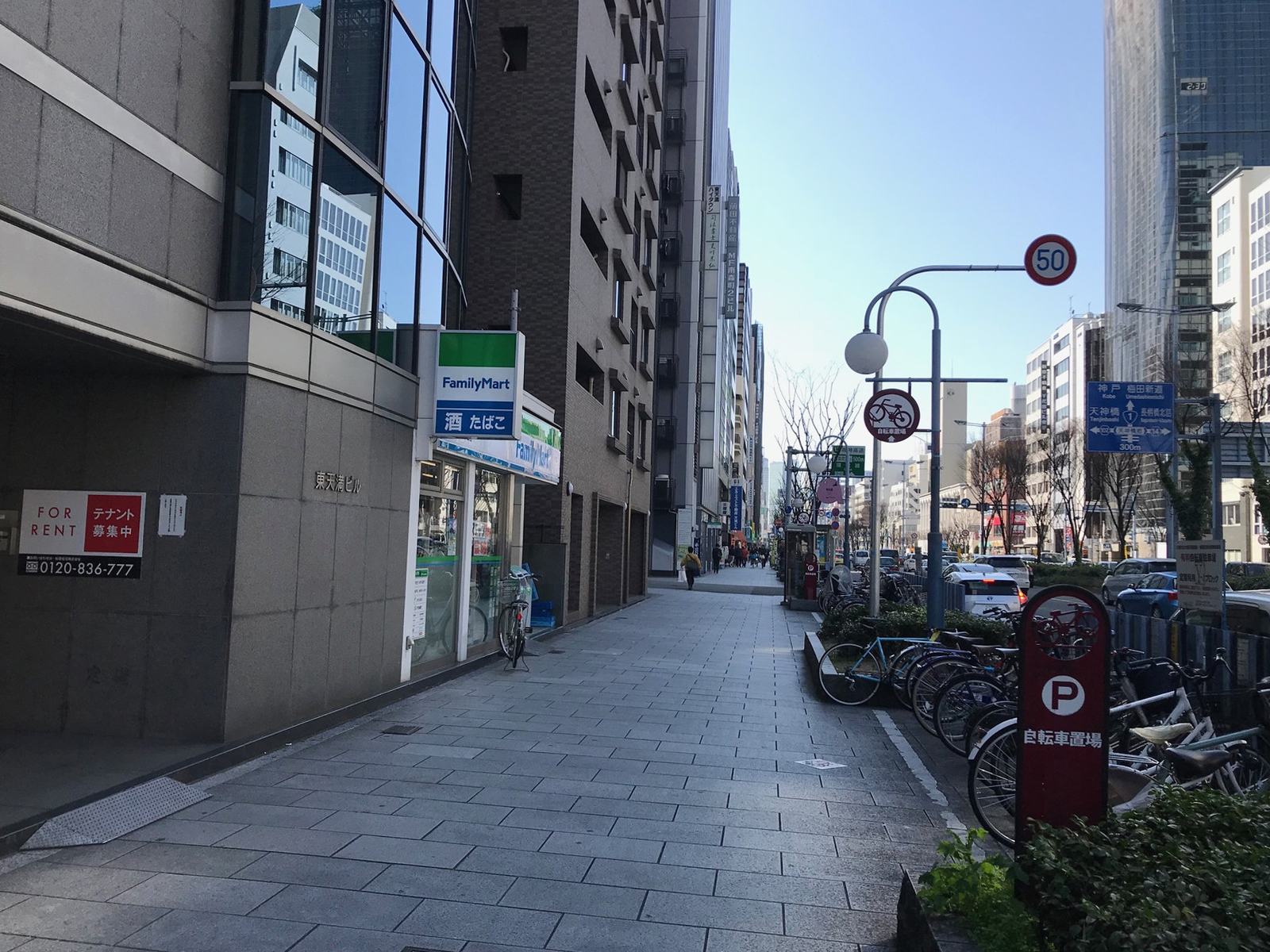 オフィスビル前面の通り