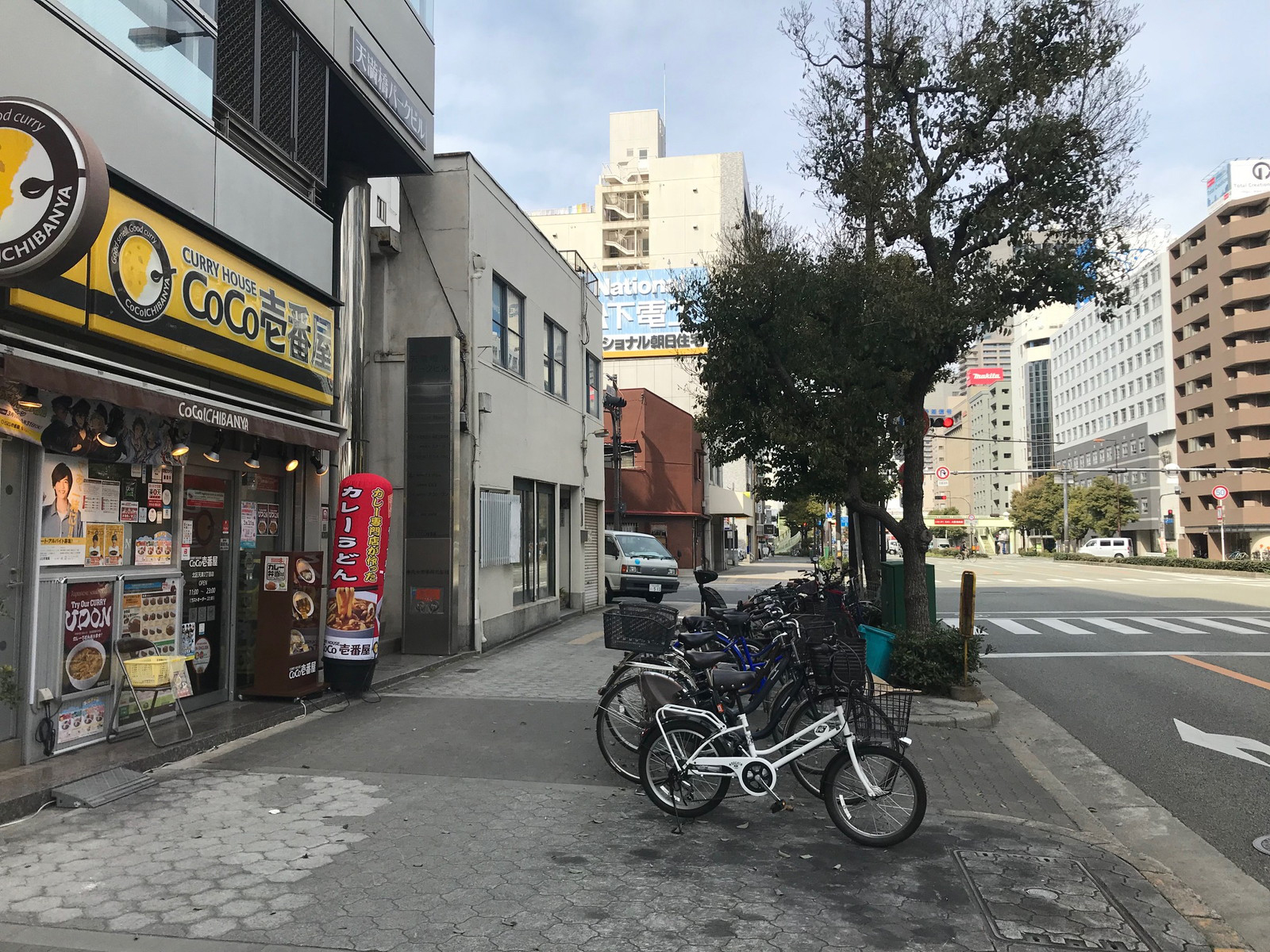 天満橋パーク前面の天満橋筋