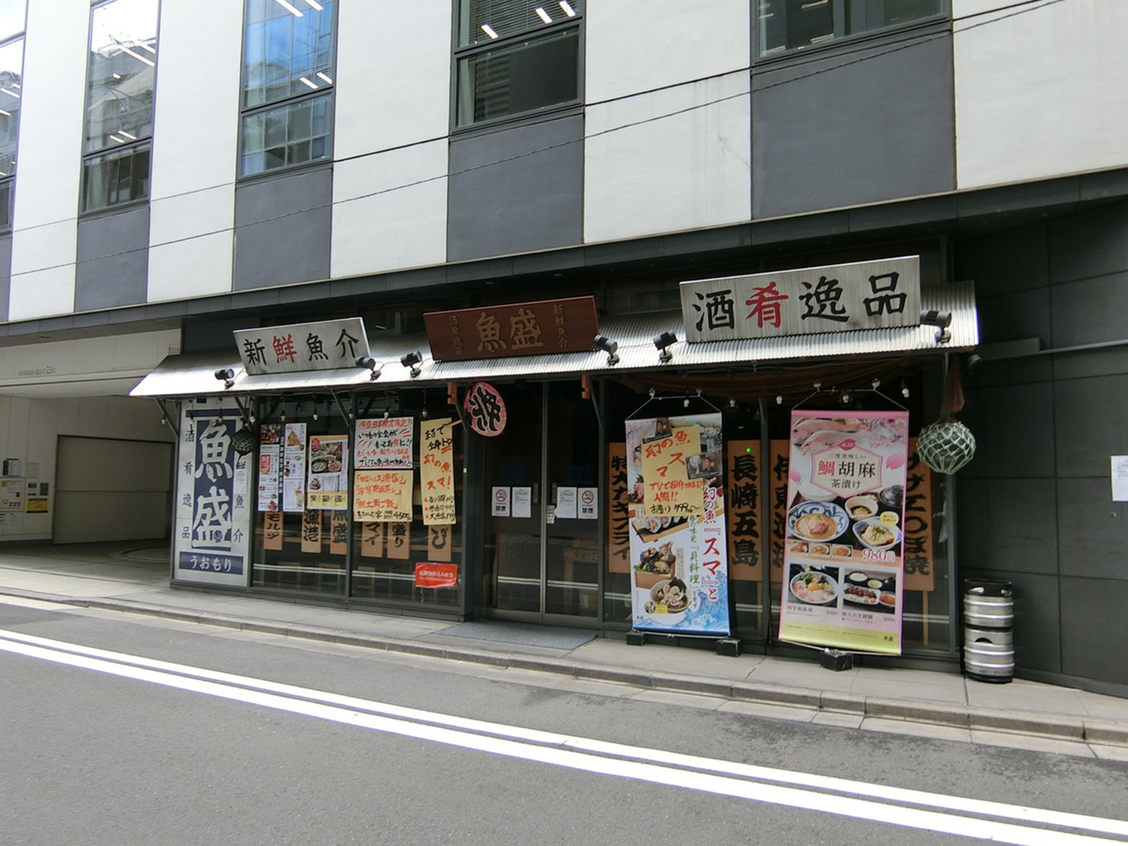 周辺には飲食店が複数あり