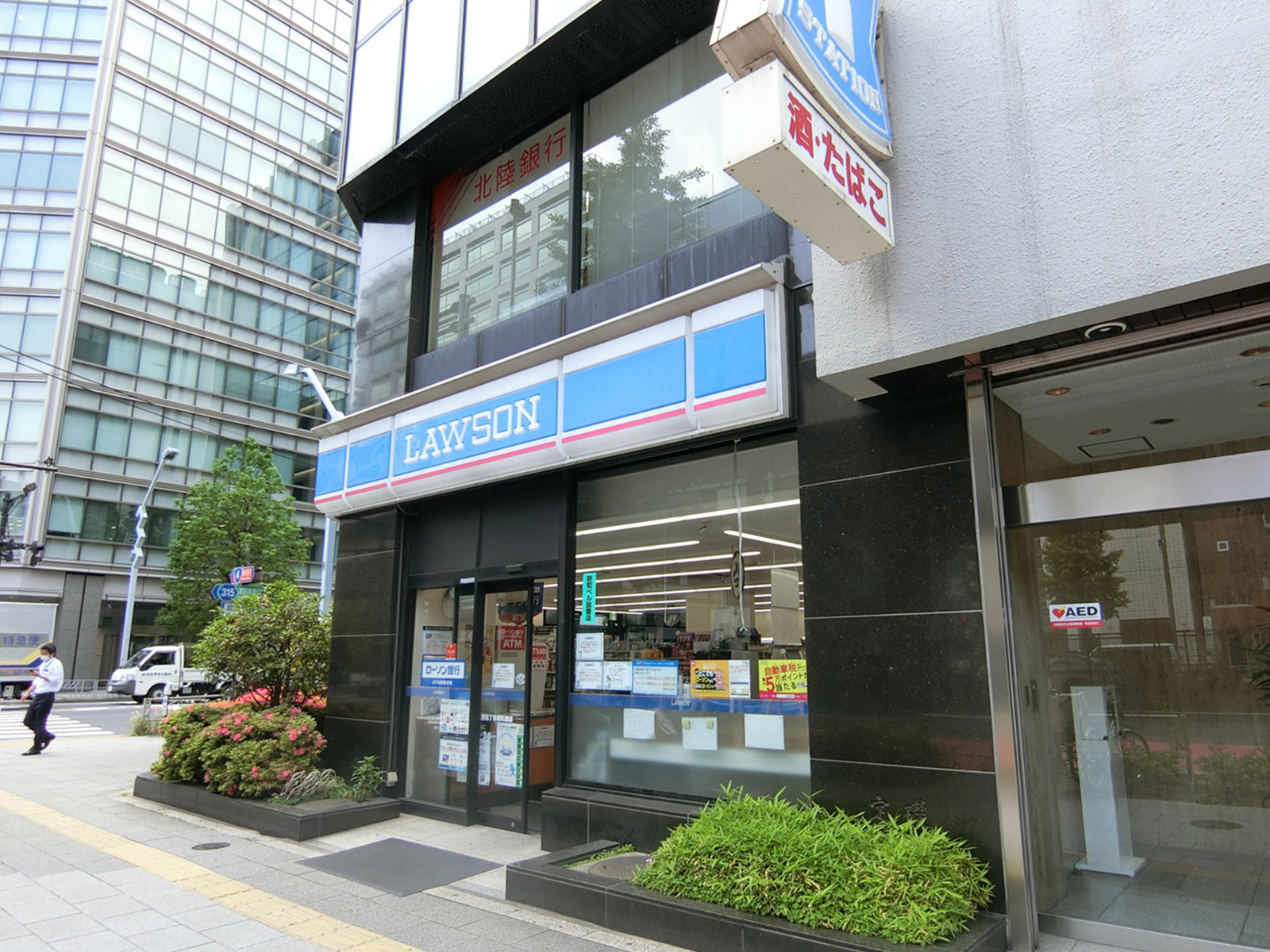 徒歩1分のローソン