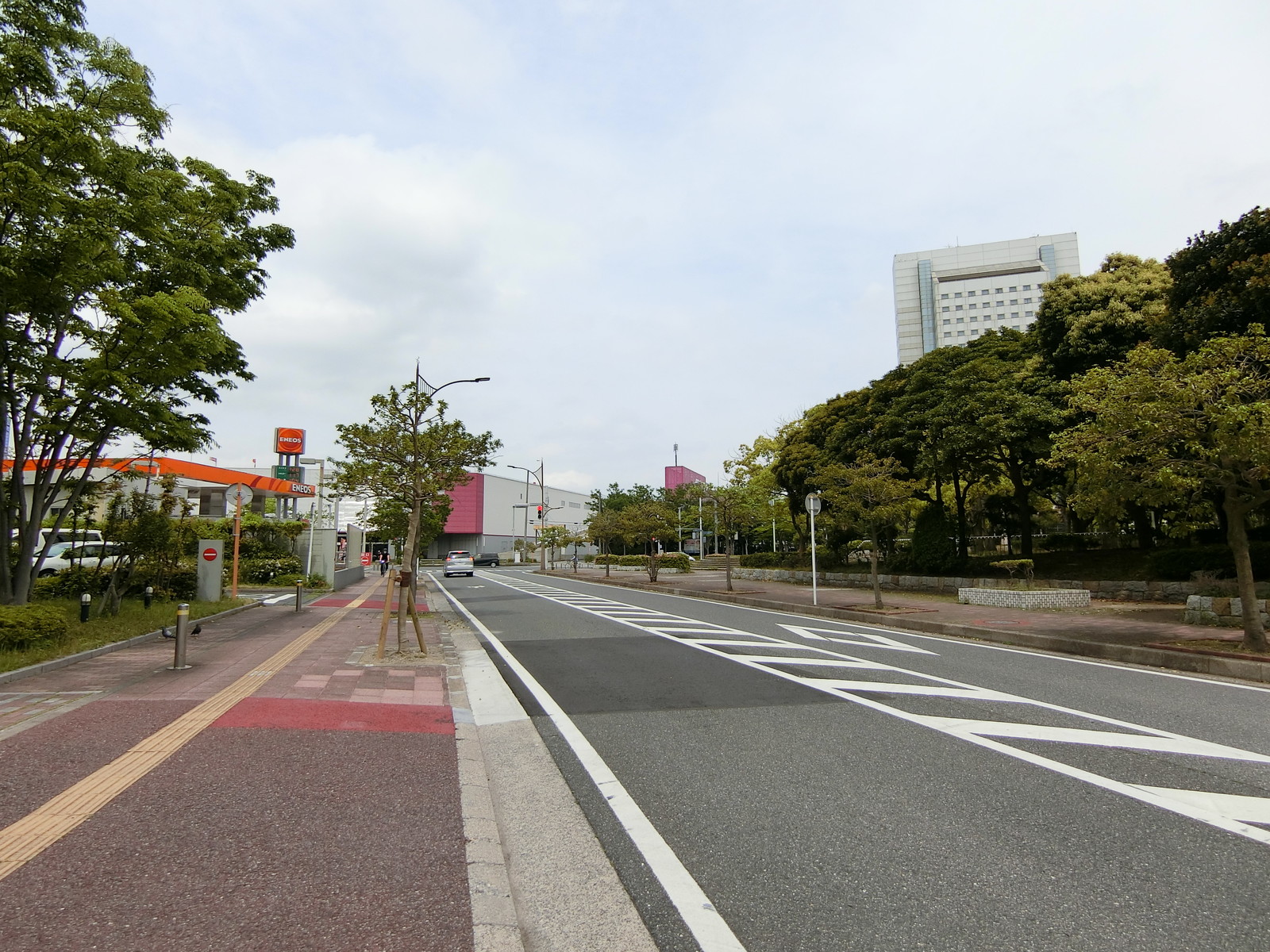 新日本ビル前面の公園中通り