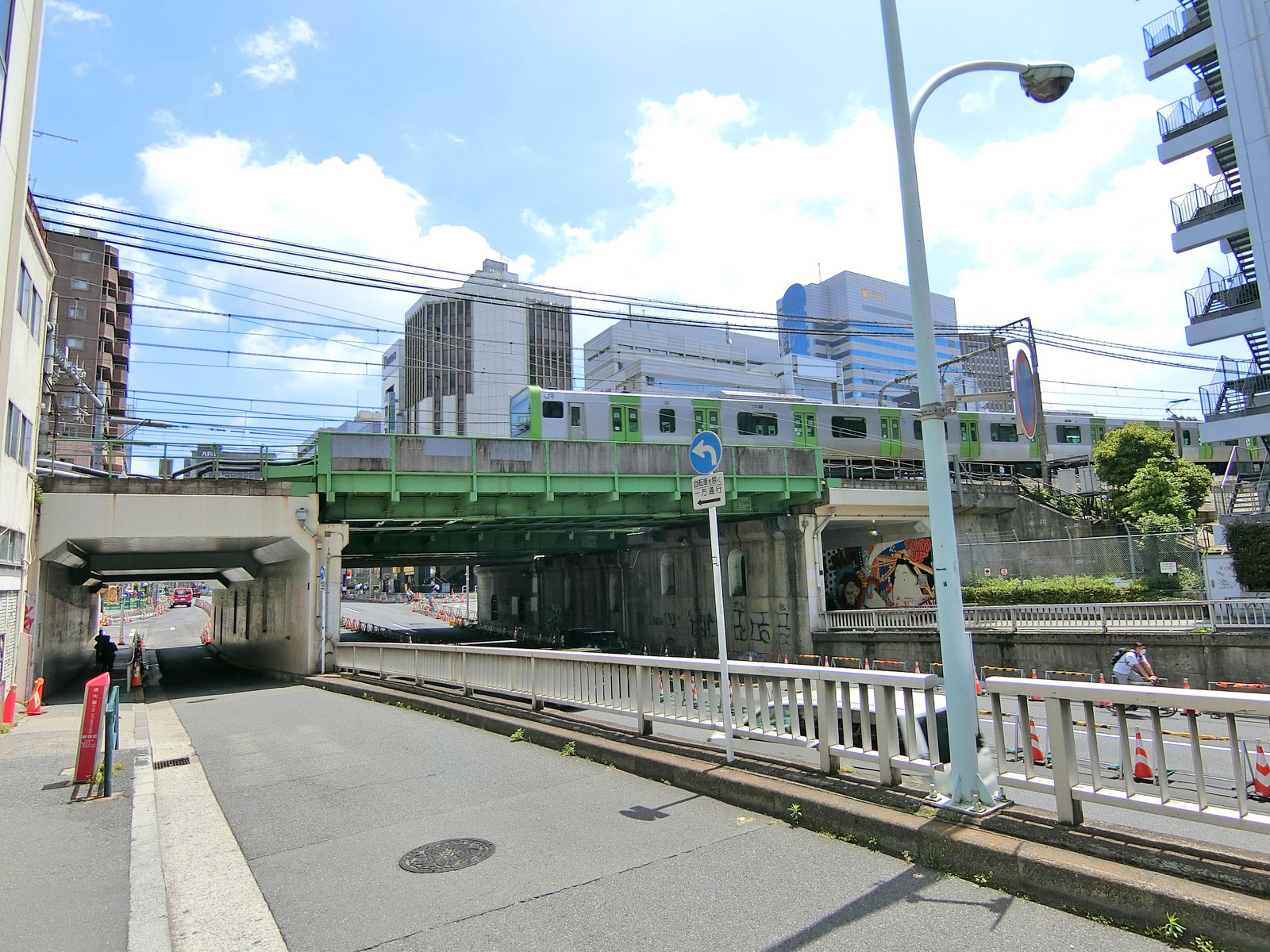 職安通り沿いに立地