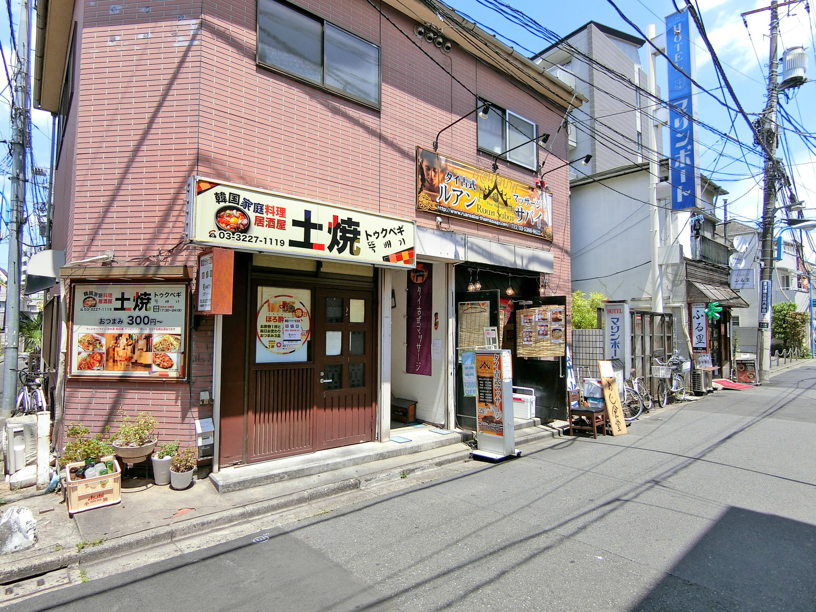 付近には飲食店が充実