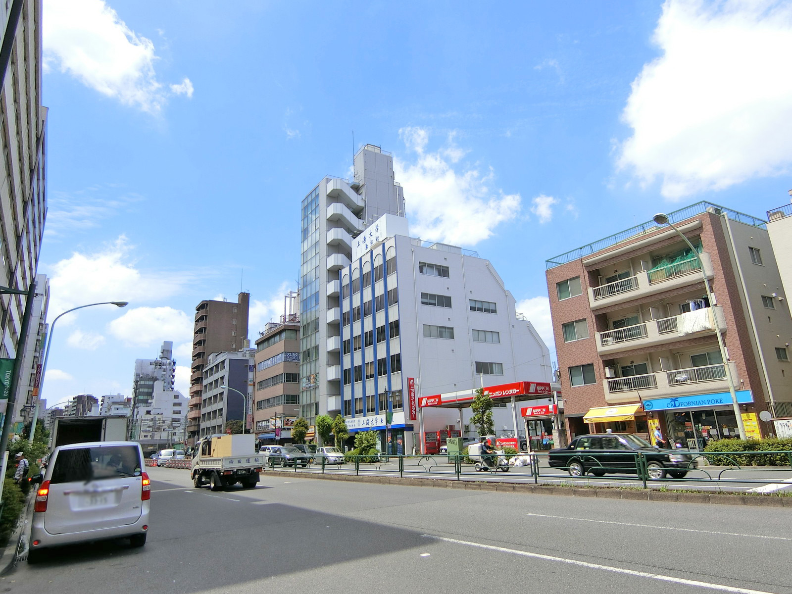 職安通り沿いに立地