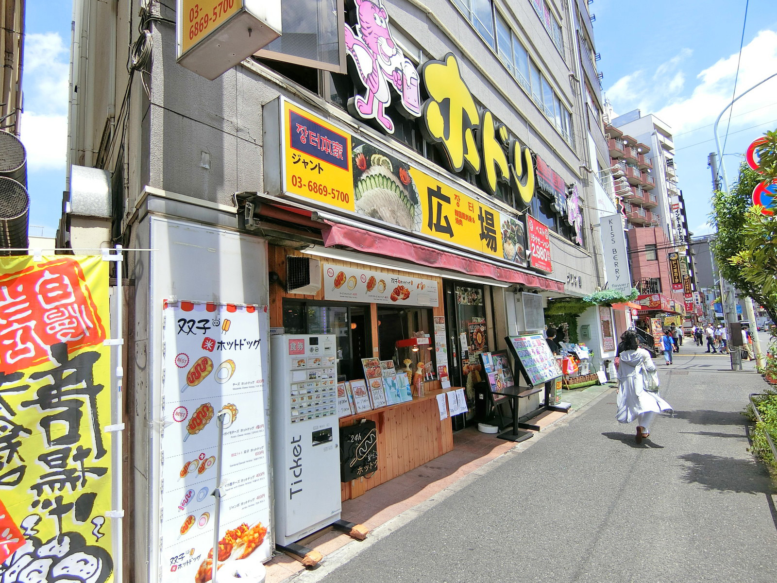 付近には飲食店が充実