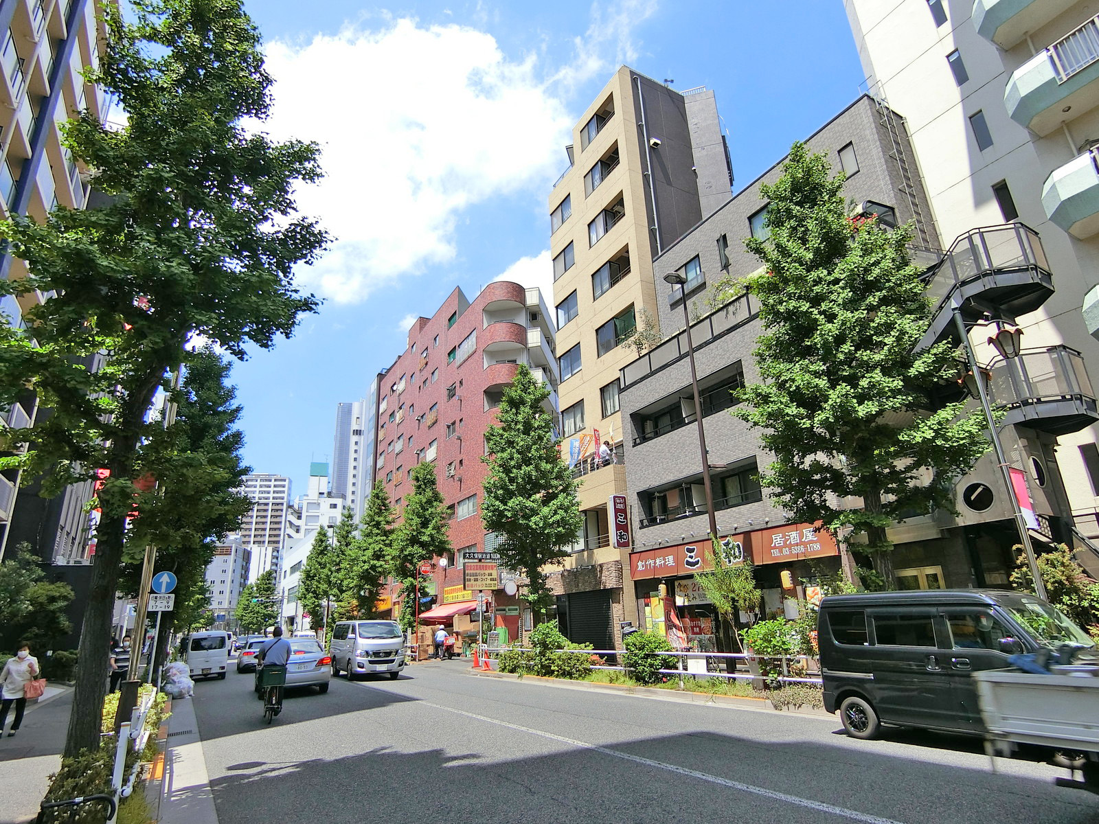 小滝橋通り沿いに立地