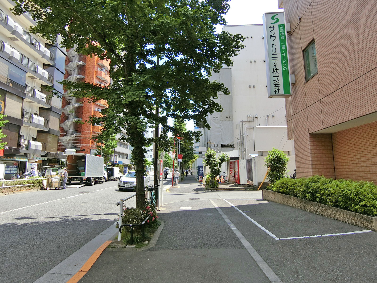 朝日ビル本館前面の通り
