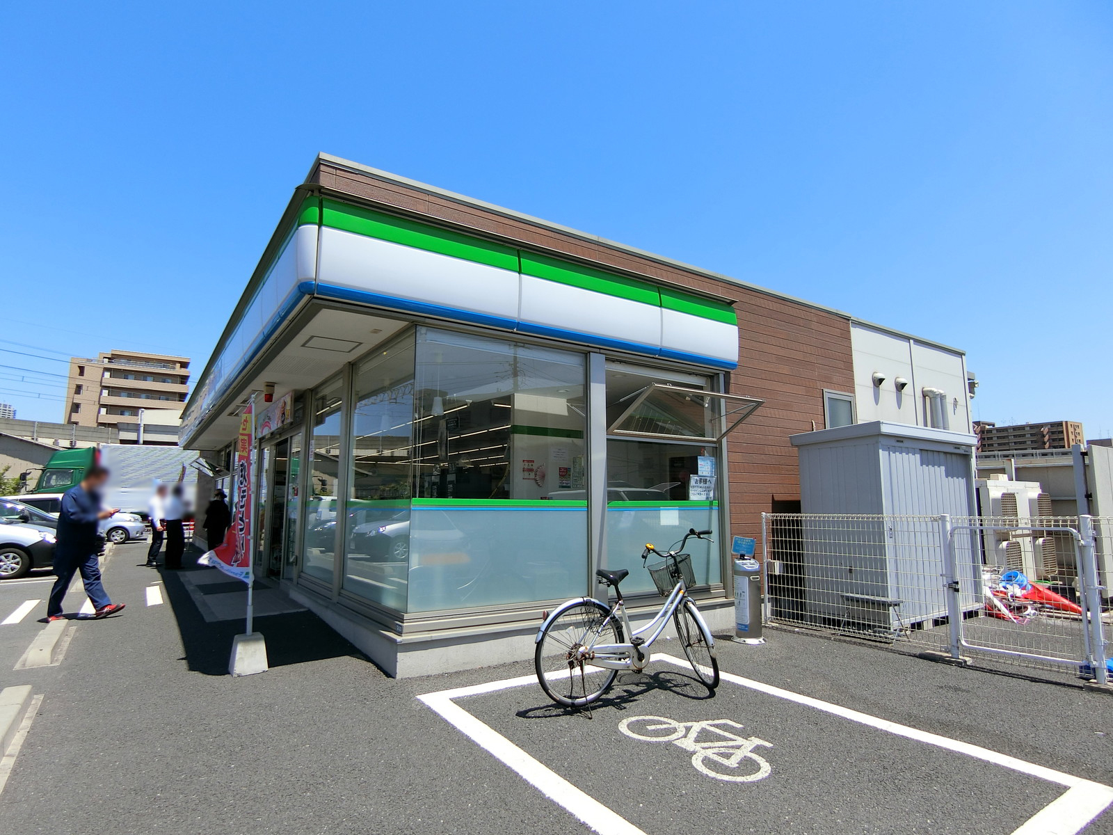 徒歩2分のファミリーマート